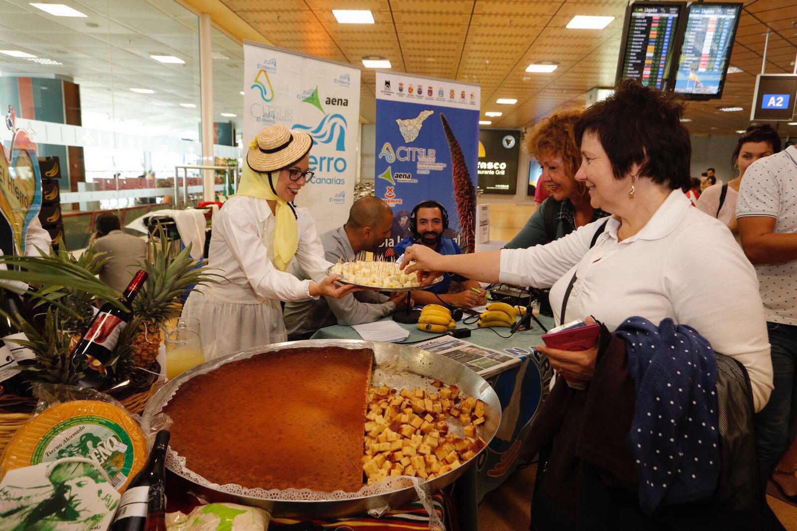 El Hierro promociona sus excelencias turísticas en el aeropuerto internacional Reina Sofía