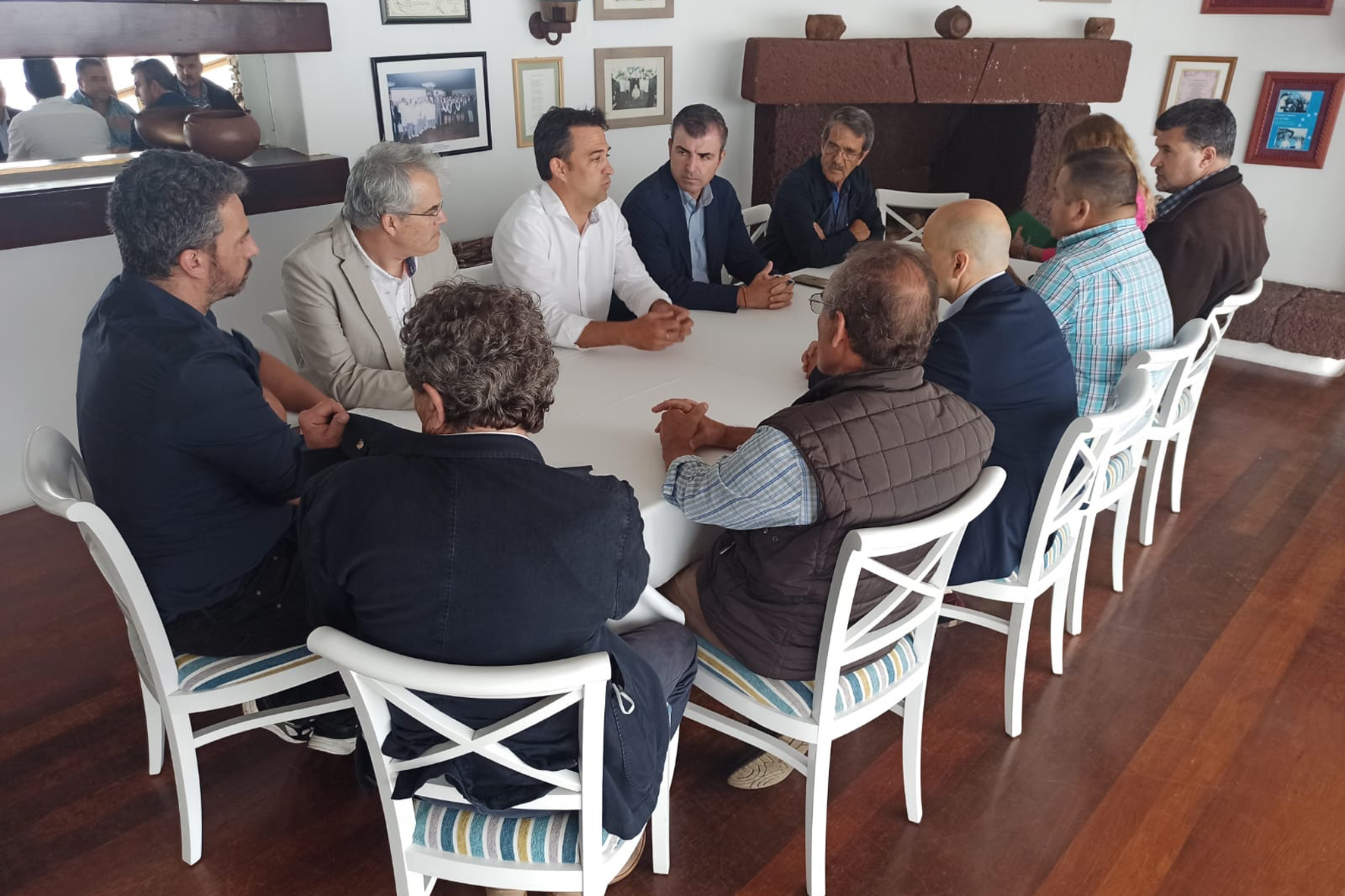 Domínguez apuesta por la mejora de las conexiones aéreas y marítimas con El Hierro para impulsar el turismo en la Isla