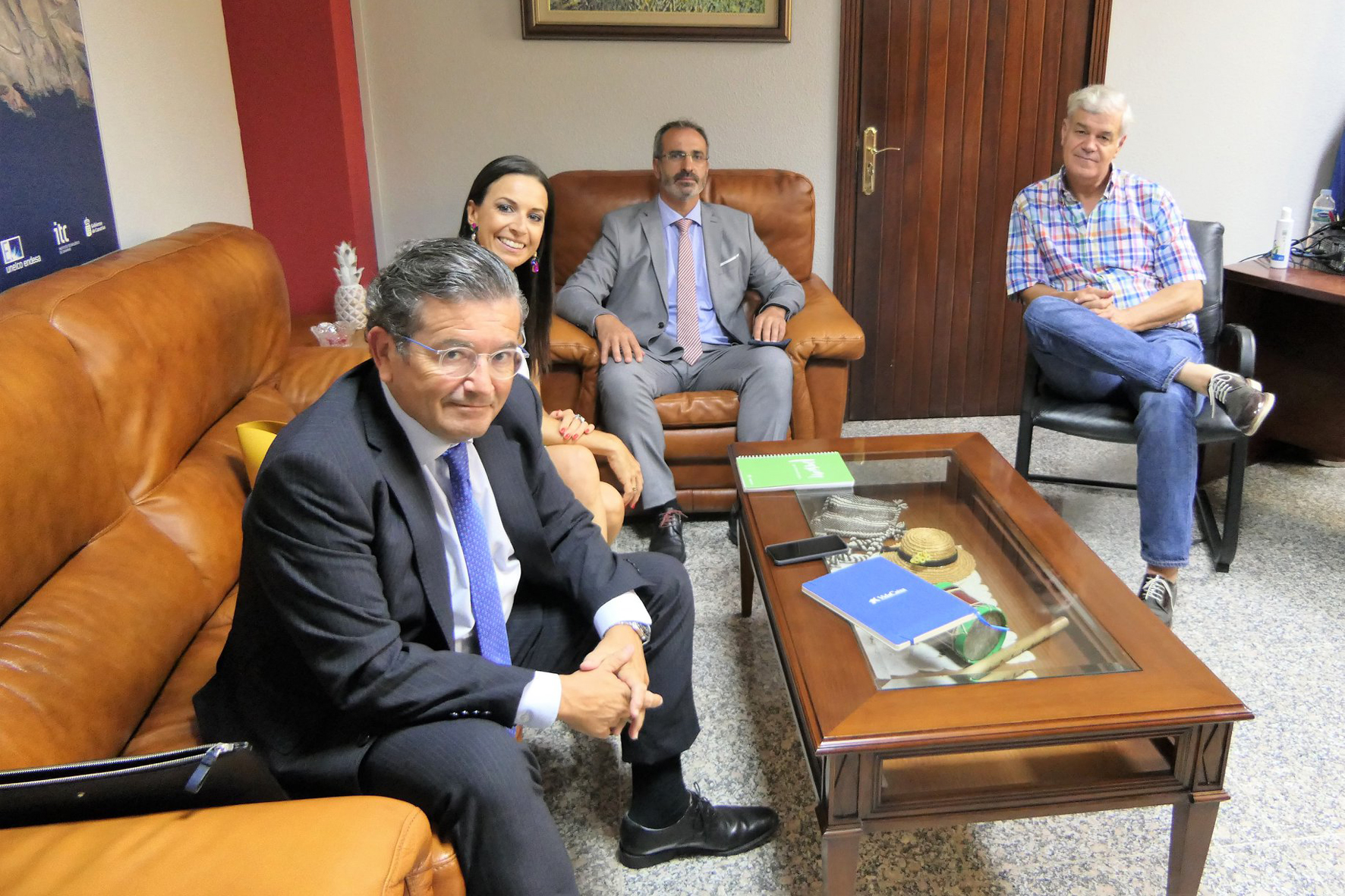 Cabildo de El Hierro y CaixaBank estudian facilitar microcréditos empresariales