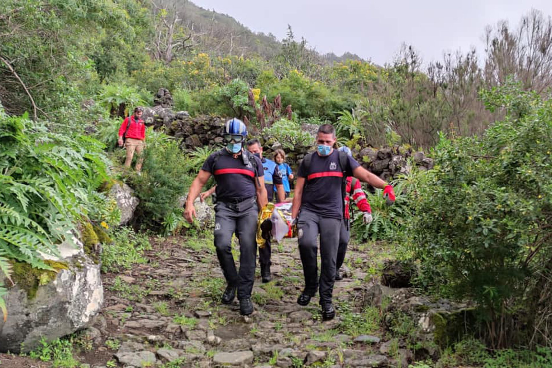 Rescatan a una senderista accidentada en el Camino de Jinama