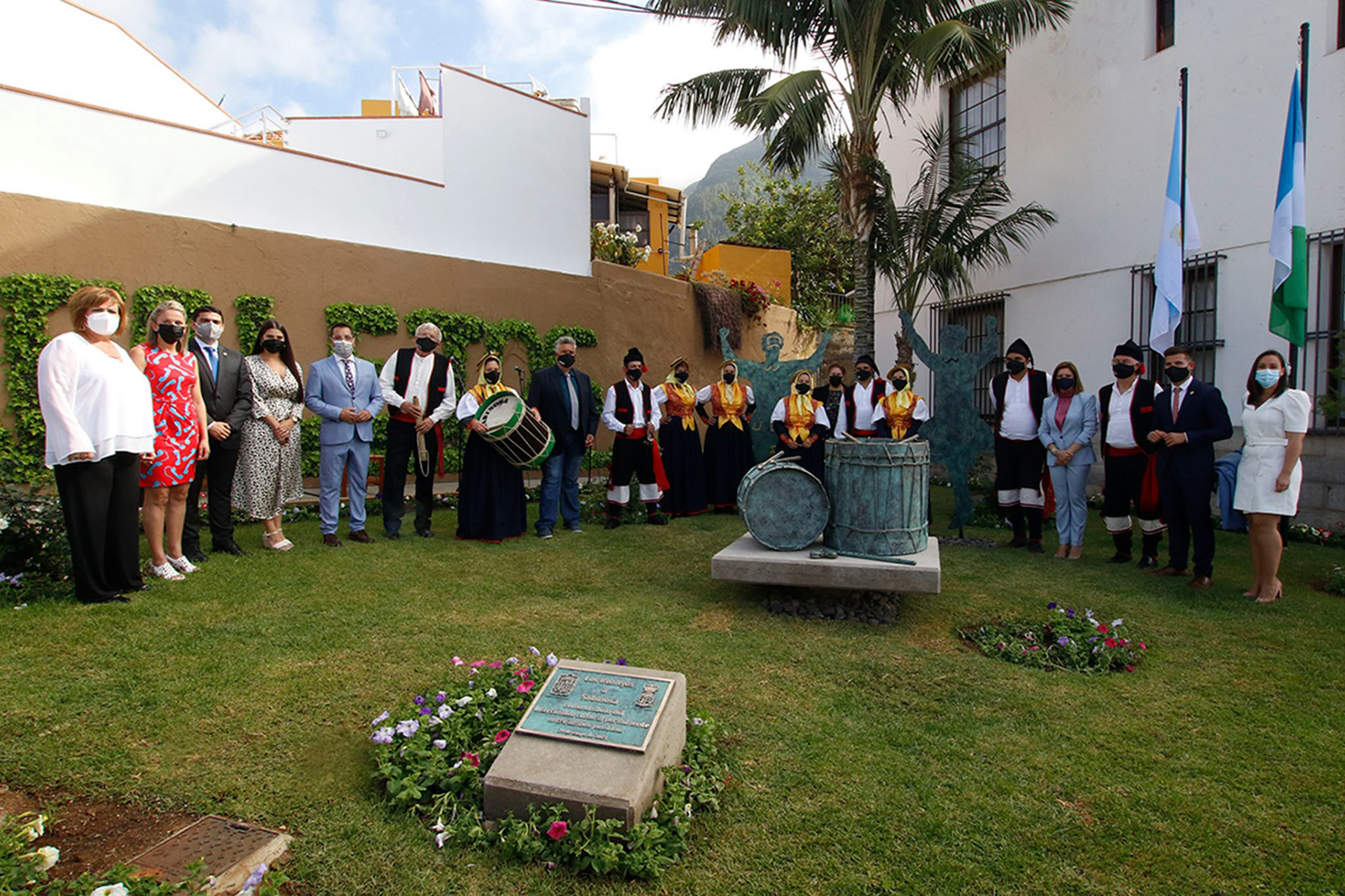 Los Realejos dispone una plazoleta con el nombre de Sabinosa y un conjunto escultórico en honor a este pueblo herreño