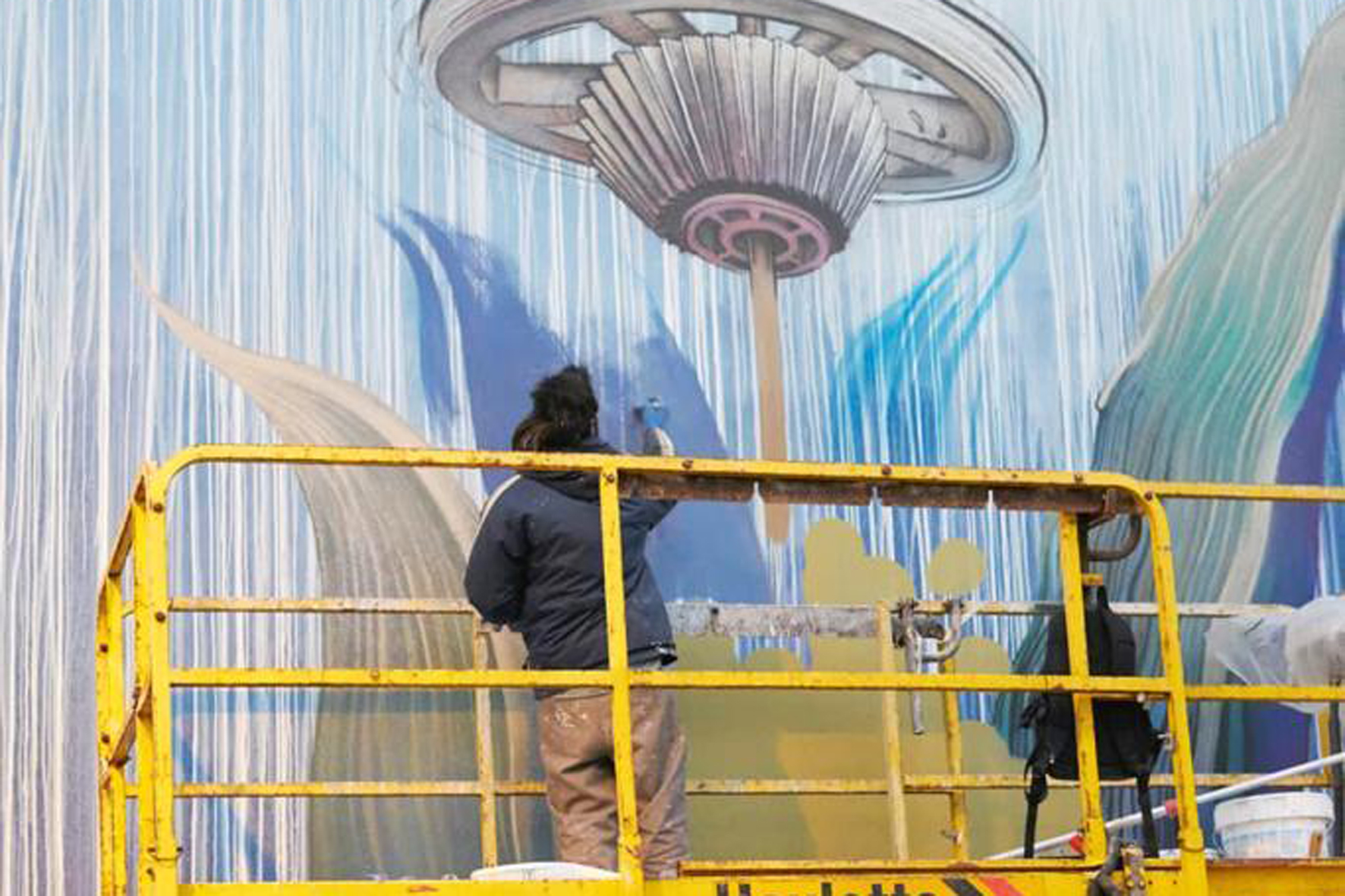 El artista canario “feoflip” realiza un mural en la Villa de Valverde que rememora los antiguos molinos de la capital herreña