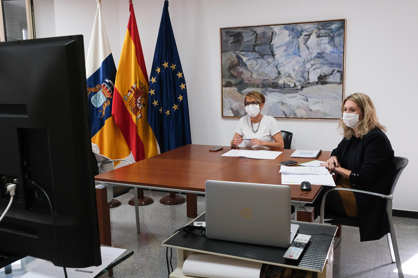 Gobierno y FECAI analizan el alto precio de los combustibles en La Gomera, La Palma y El Hierro
