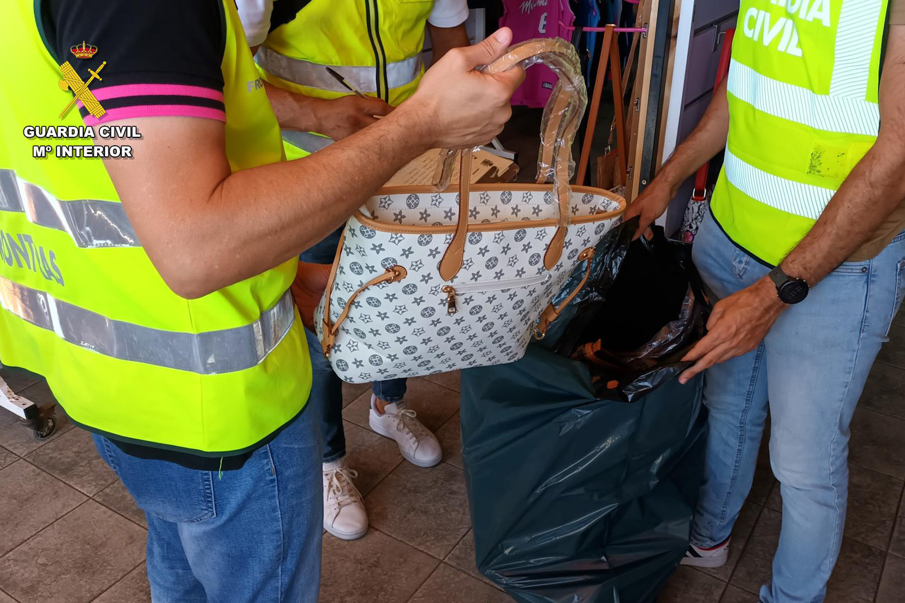 La Guardia Civil interviene más de 25.000 artículos falsificados en comercios de Tenerife, La Palma, La Gomera y El Hierro