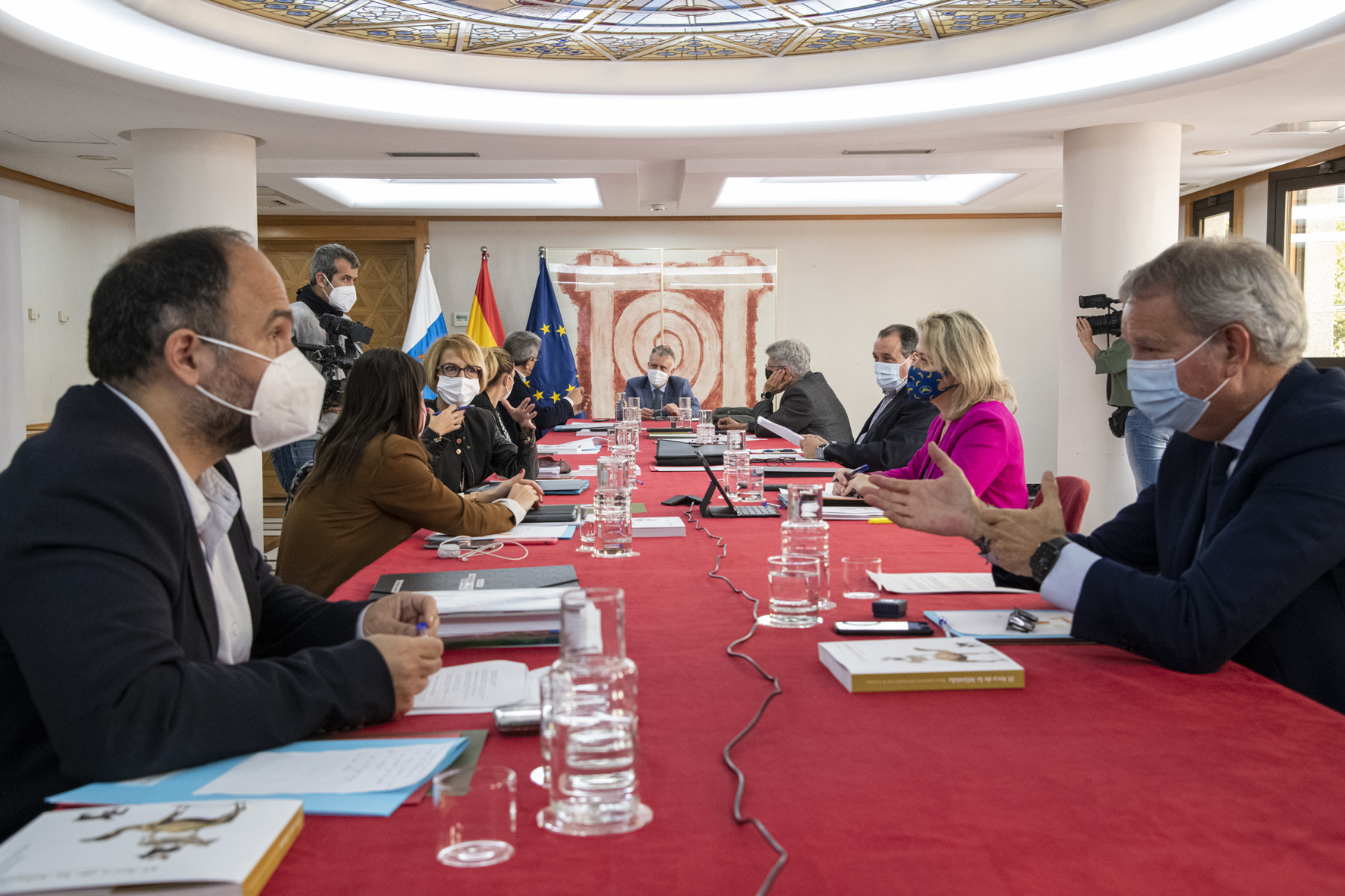 El Gobierno de Canarias restringe la movilidad entre las 22:00 y 6:00 horas y limita a 6 personas los encuentros familiares y sociales en El Hierro