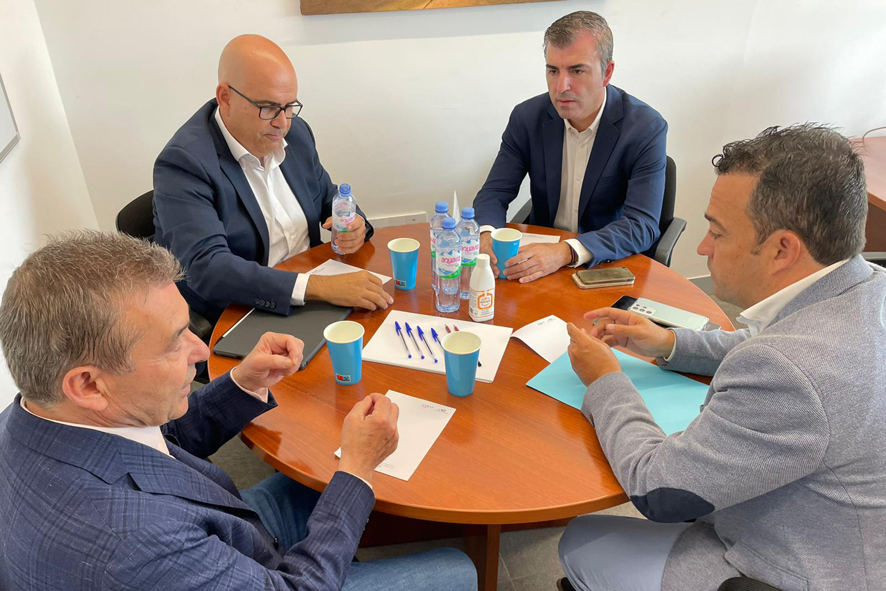Manuel Domínguez traslada a Naviera Armas los problemas de conectividad de El Hierro