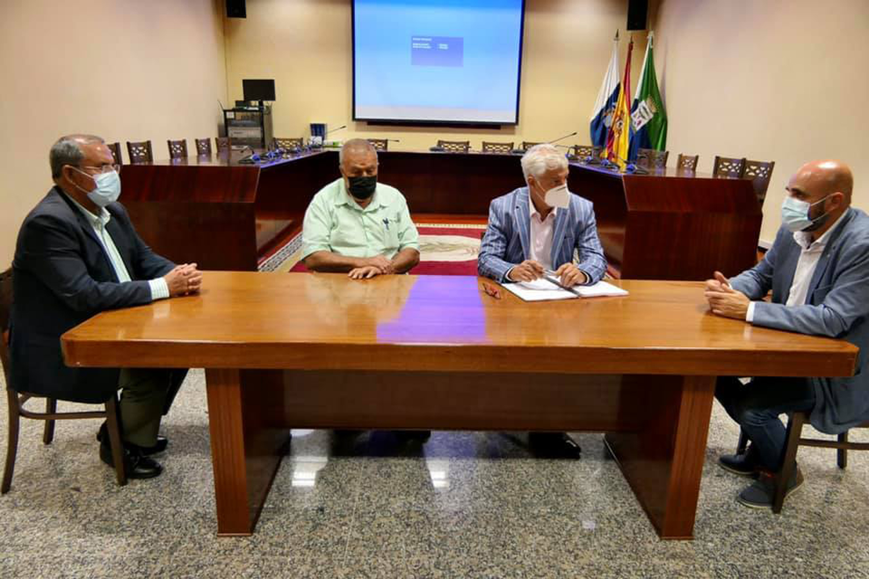 Cabildo y Ayuntamientos herreños coordinan las ayudas económicas que dispondrán para paliar los efectos de la erupción volcánica en La Palma