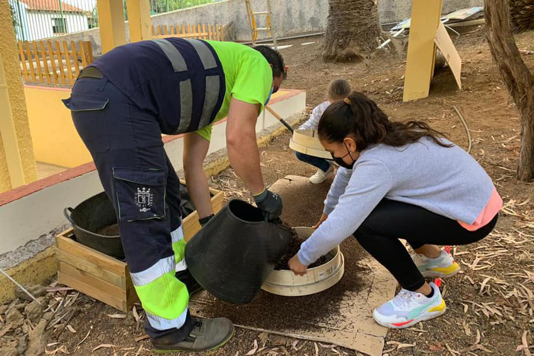 Los centros educativos de El Hierro avanzan el la producción de compost gracias a la implantación del quinto contenedor en los colegios de la isla