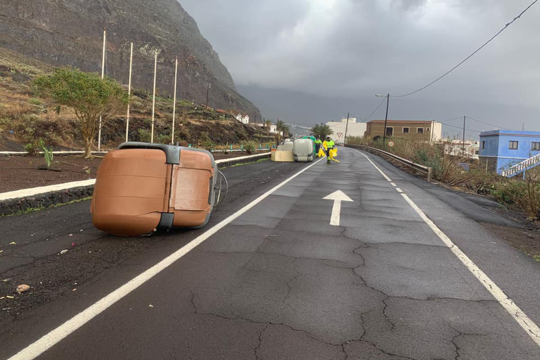 El Cabildo realiza actuaciones en diferentes puntos de recogida de residuos de La Frontera tras los vientos registrado el pasado fin de semana