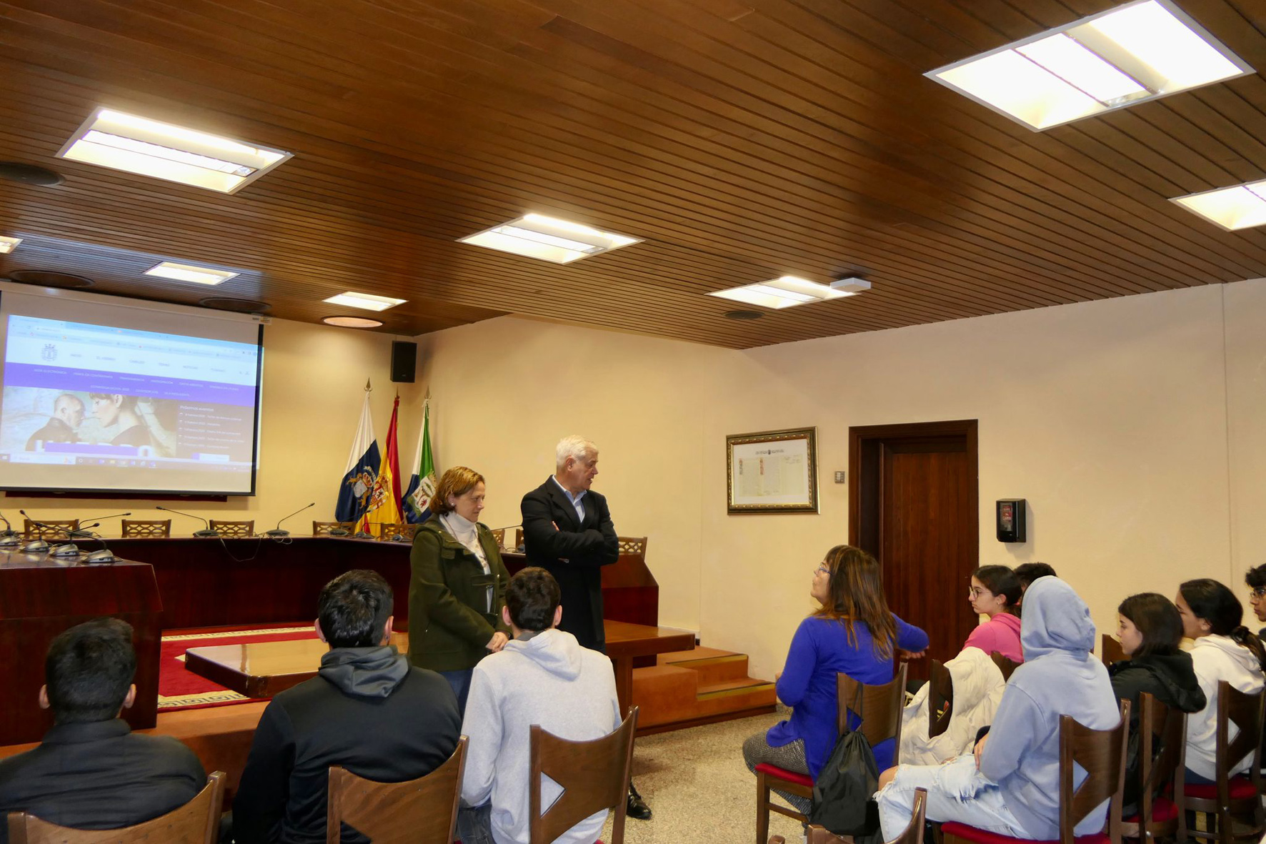 Alumnos del Ciclo de Grado Medio de Administración y Gestión (LOE) del IES Garoé visitan el Cabildo Insular