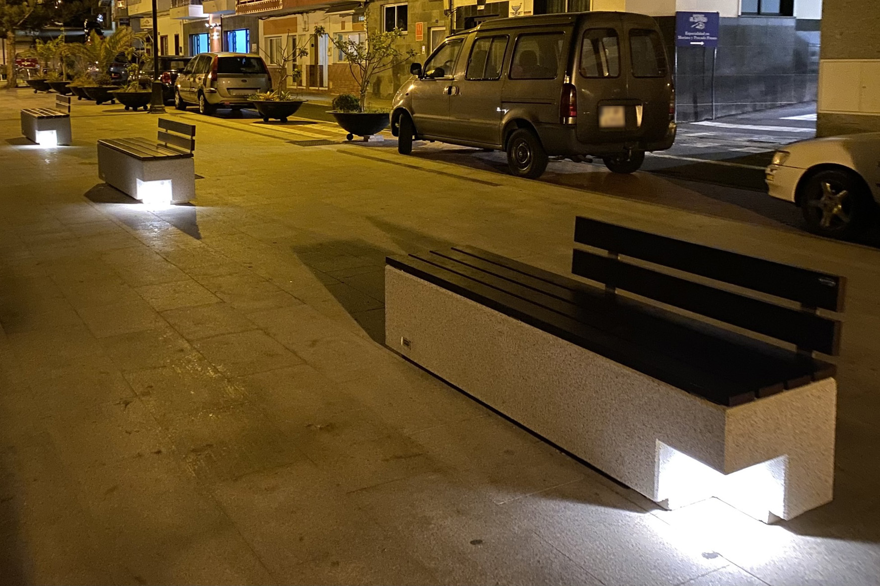 La Restinga renueva los bancos de su Avenida Marítima