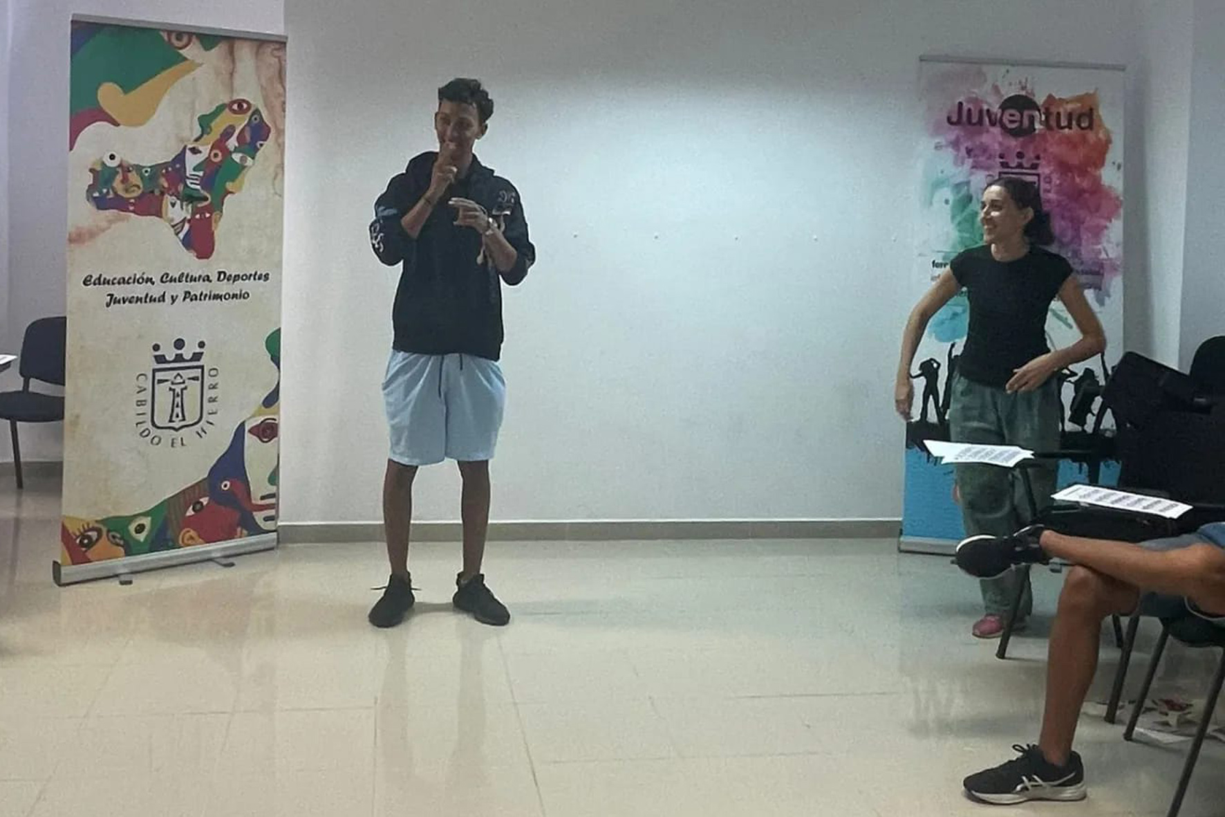 Jóvenes herreños se forman en el aprendizaje de la Lengua de Signos
