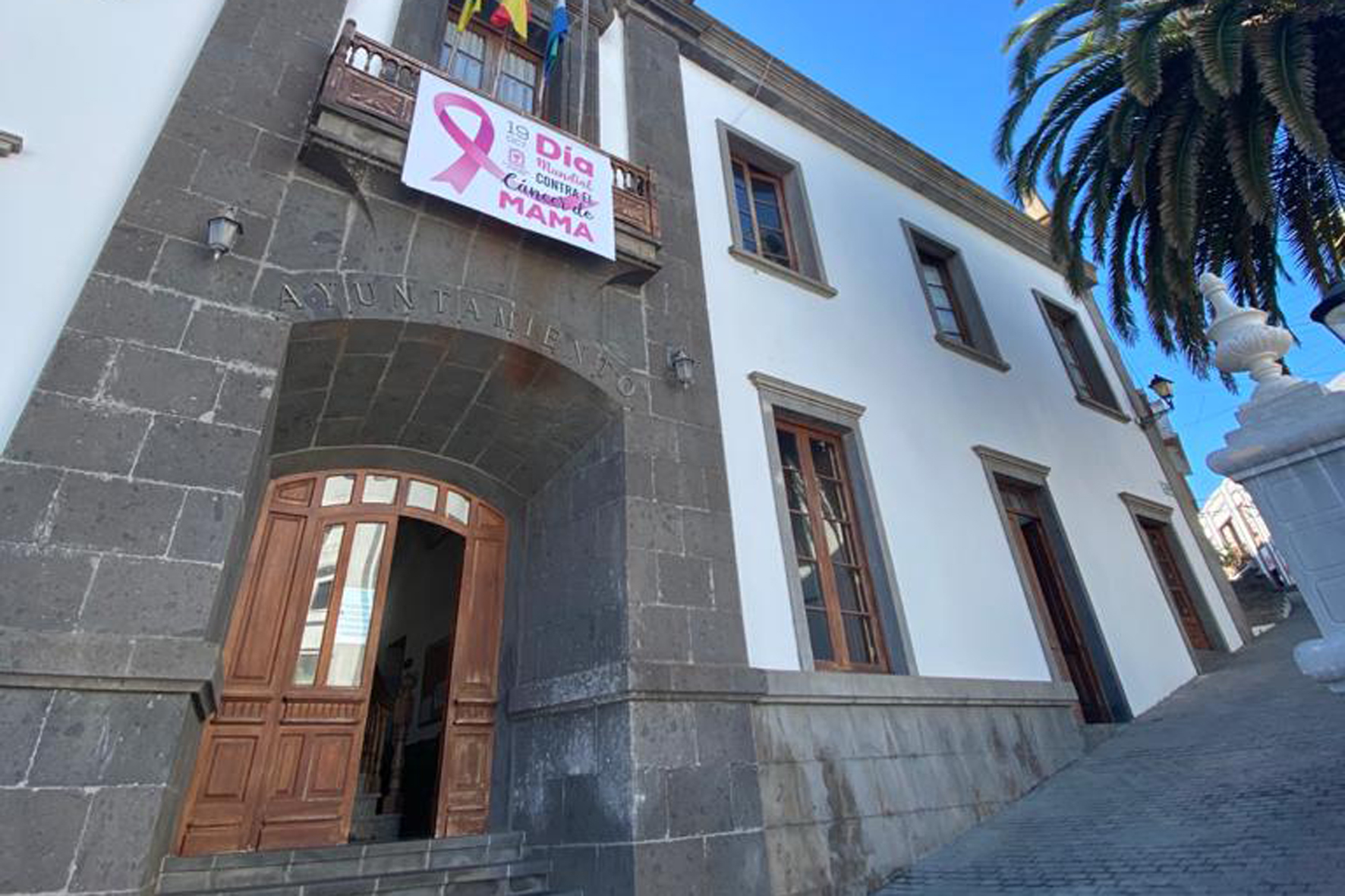 El Ayuntamiento de Valverde entrega lazos rosa en el Día Mundial de La Lucha contra El Cáncer de Mama