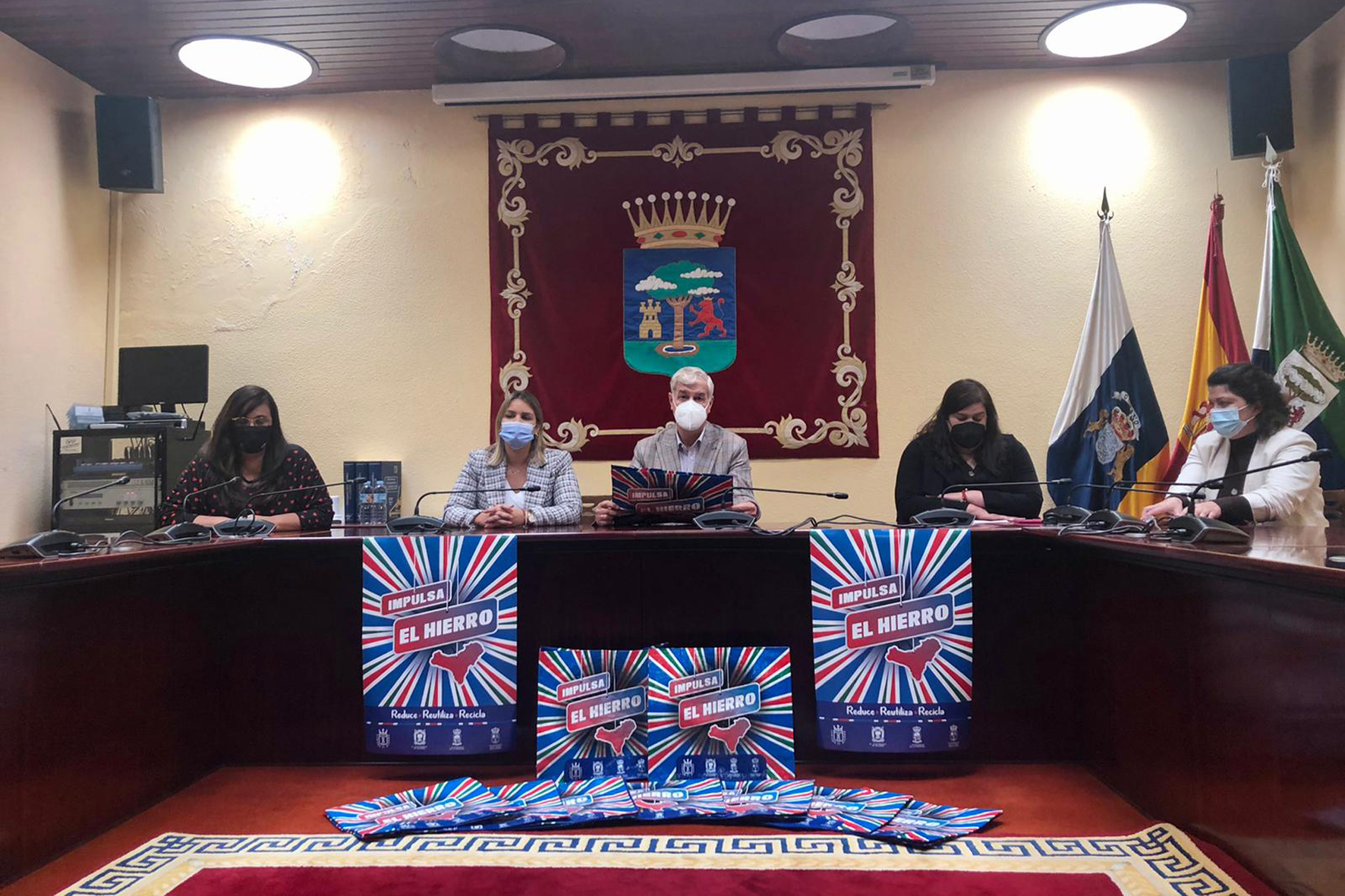 Cabildo y Ayuntamientos inician una campaña de impulso del consumo local en comercios y mercadillos herreños bajo el lema “Impulsa El Hierro”