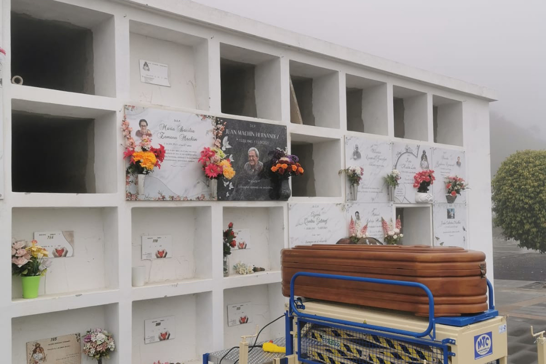 Entre la niebla y en la más estricta soledad fue enterrado el menor fallecido el pasado domingo en la última patera llegada a El Hierro