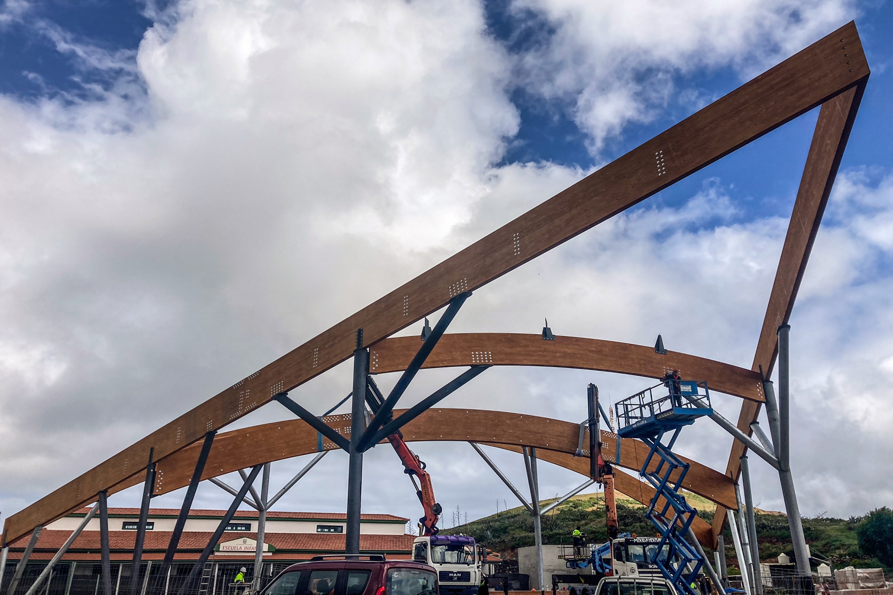 Avanzan las obras de techado y acondicionamiento de la Plaza de Santiago en la capital herreña