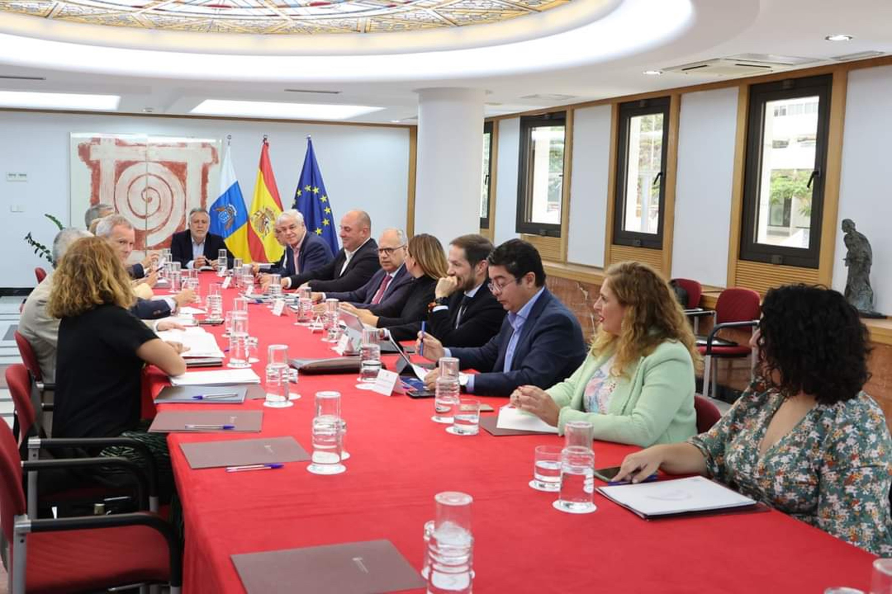 Gobierno y Cabildos acuerdan un calendario de comisiones para desbloquear el bloque canario de financiación, carreteras, dependencia o el FDCAN