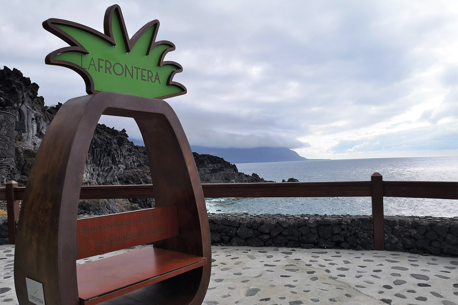 La zona de baño de La Maceta estrena un innovador banco con forma de piña tropical