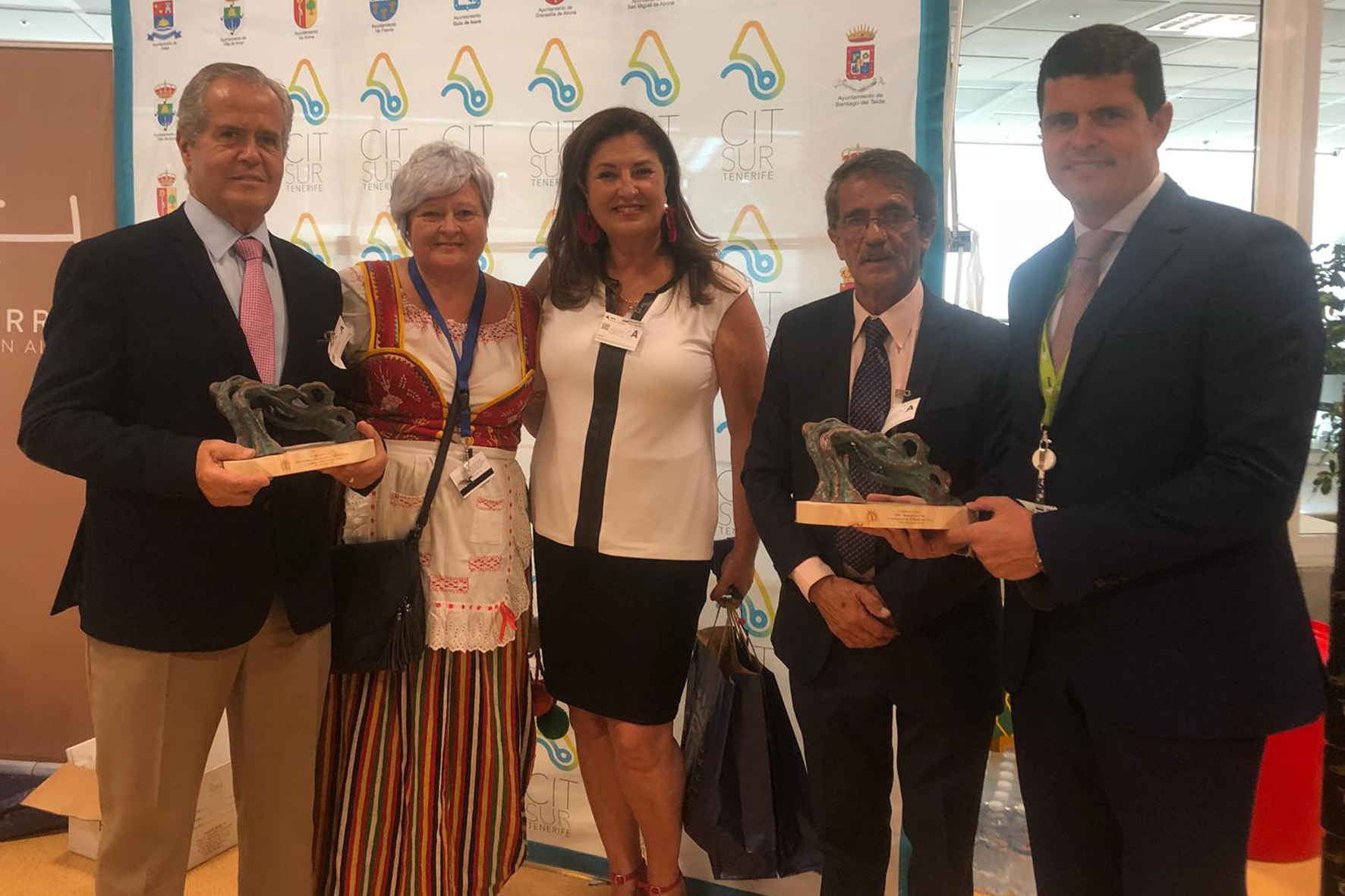 El Hierro participa en la recepción de turistas en el aeropuerto el Reina Sofía