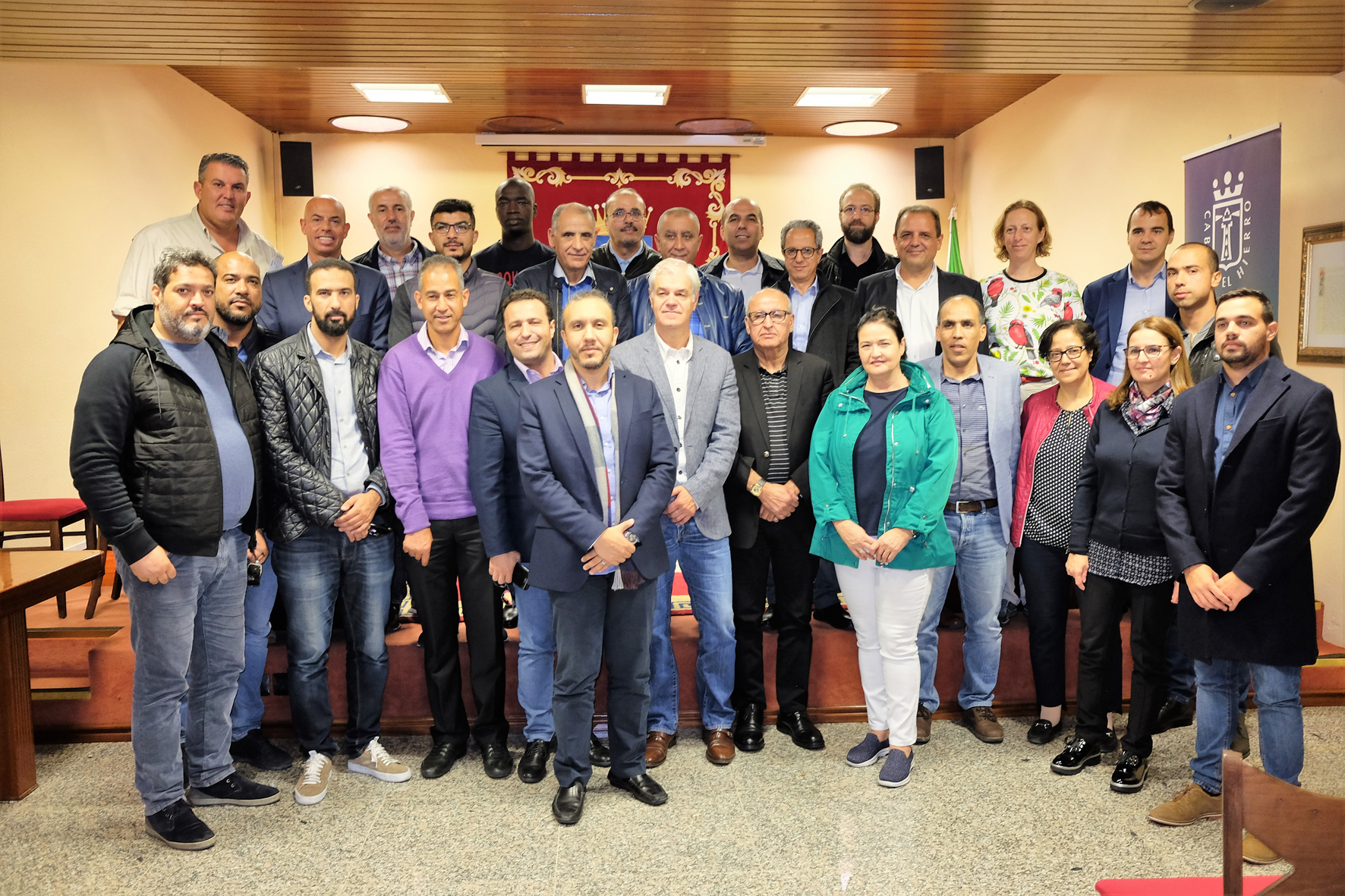 Una delegación internacional presente en Africagua Canarias visita la central hidroeólica de El Hierro