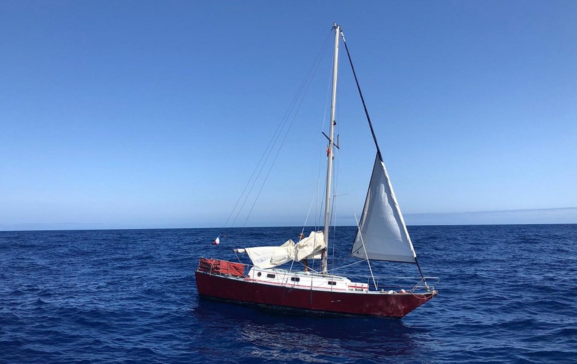 Salvamento Marítimo rescata un barco en aguas de El Hierro