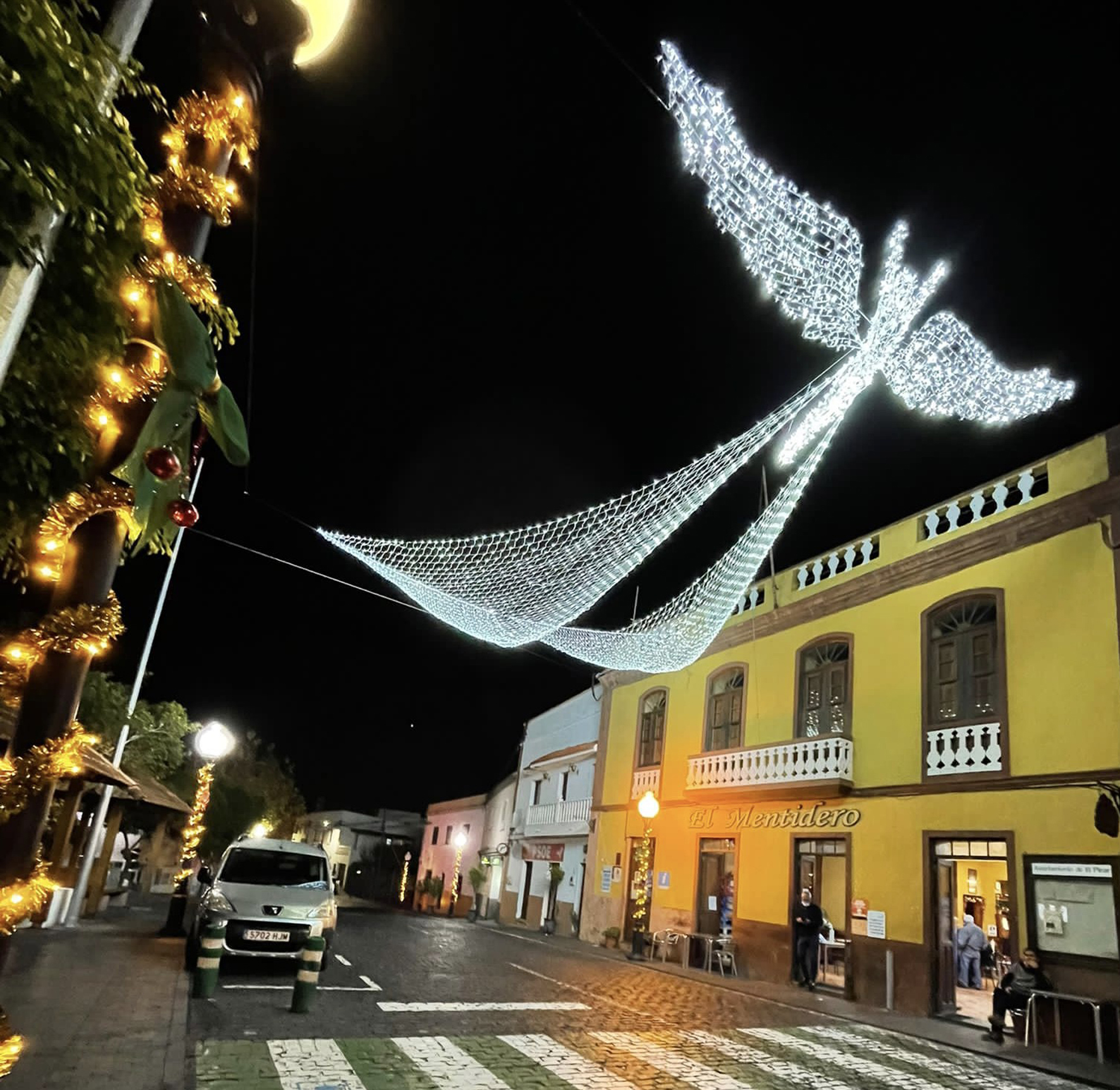El Ayuntamiento enciende el alumbrado navideño en distintas localizaciones de El Pinar y La Restinga