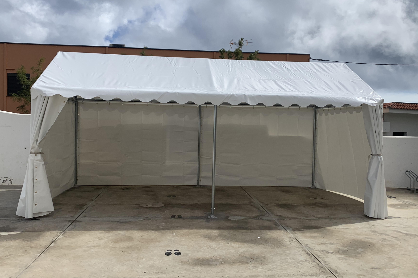 El Pinar instala dos carpas para mejorar la seguridad y ampliar las instalaciones del CEIP Taibique