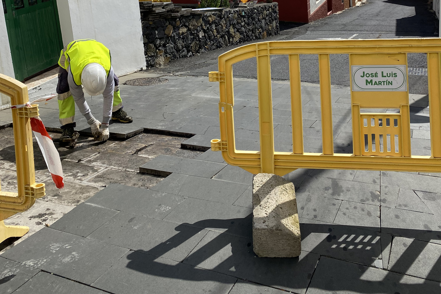 El Ayuntamiento cierra al tráfico un tramo de la calle de La Paz por obras de mejora en esta vía del pueblo de El Pinar