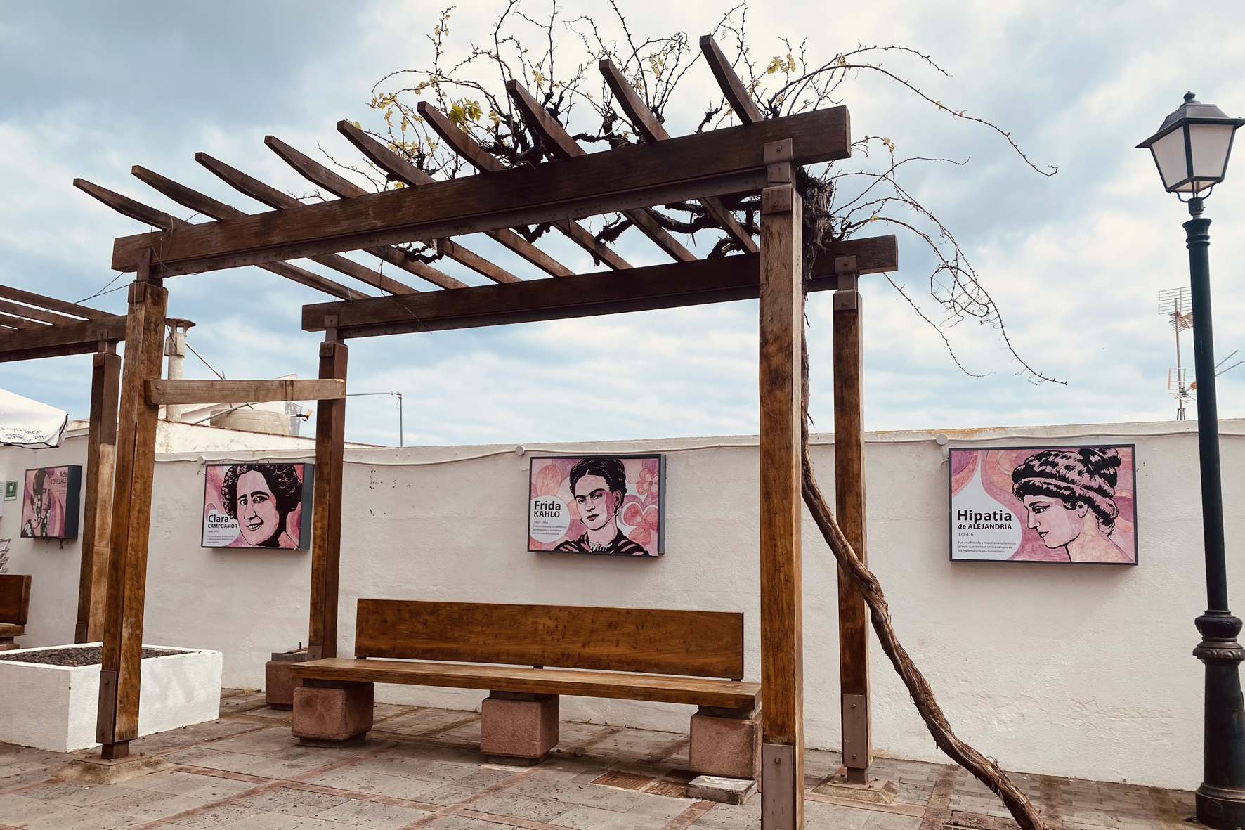 El Mentidero acoge una exposición sobre “mujeres pioneras” de los alumnos del CEIP Taibique