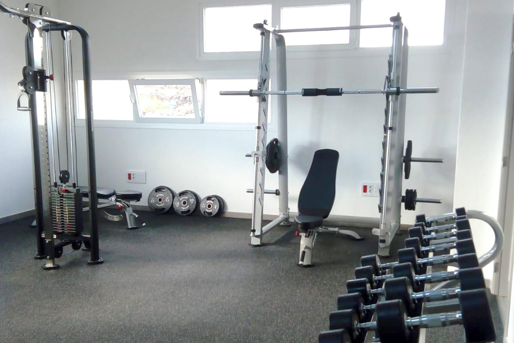 El Ayuntamiento de El Pinar mejora en el gimnasio municipal de La Restinga