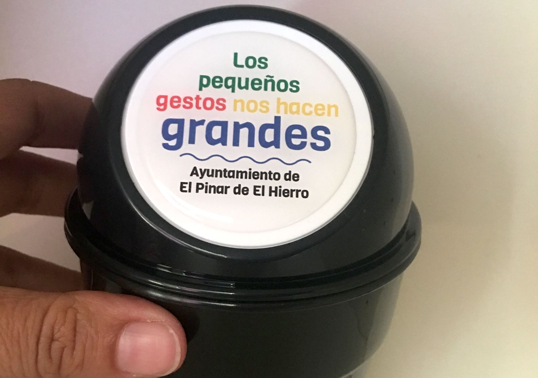 El Pinar reparte mini papeleras entre los vecinos para contribuir a mantener limpio el municipio