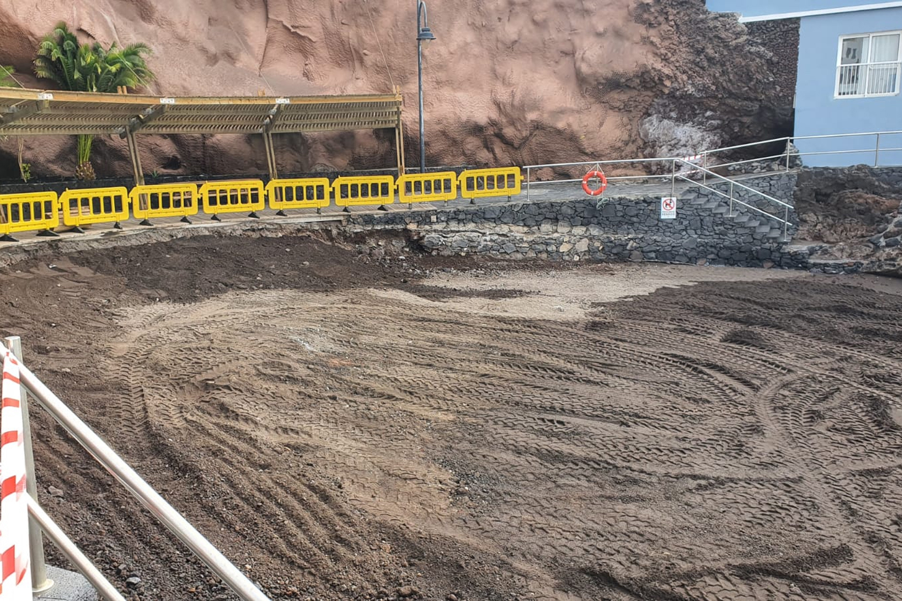 El Pinar realiza obras de mantenimiento en el talud de la playa de La Restinga