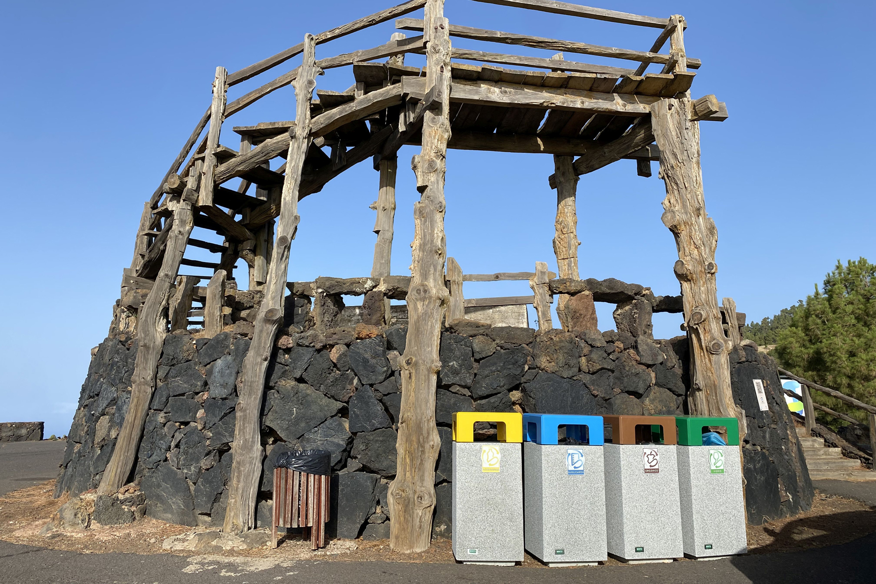 El Ayuntamiento de El Pinar mejora la recogida de residuos y el reciclaje con la colocación de 13 nuevos contenedores selectivos
