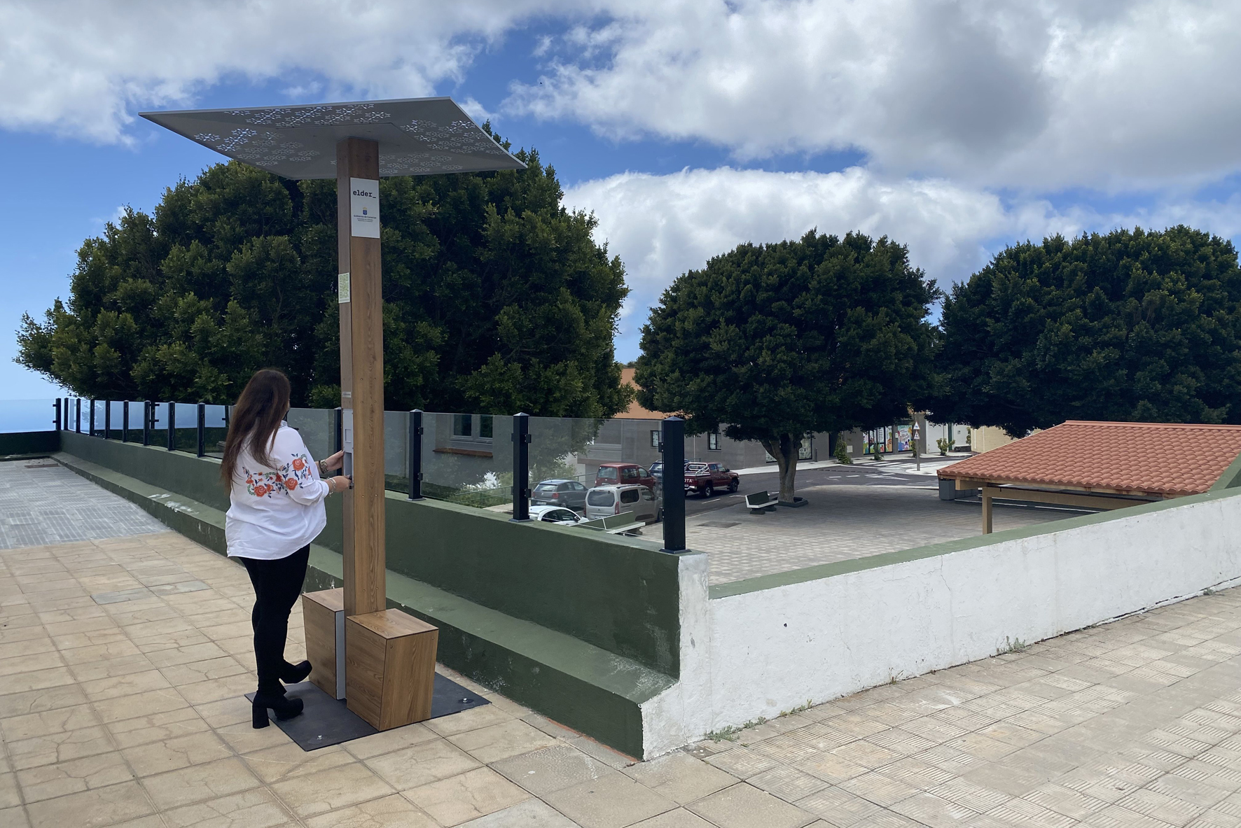 El Pinar instala un poste fotovoltaico para la carga dispositivos móviles y difusión promocional del Museo Elder
