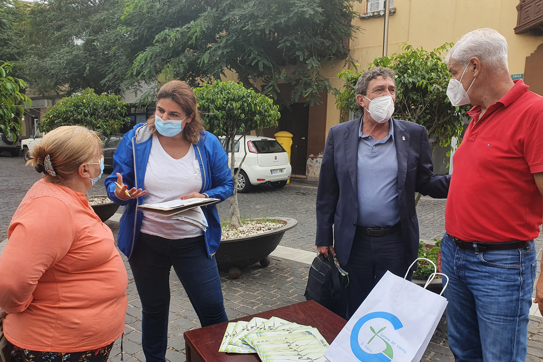 Gorona del Viento conmemora el Día Mundial del Ahorro de Energía con un campaña de concienciación y la entrega de bombillas led entre los participantes