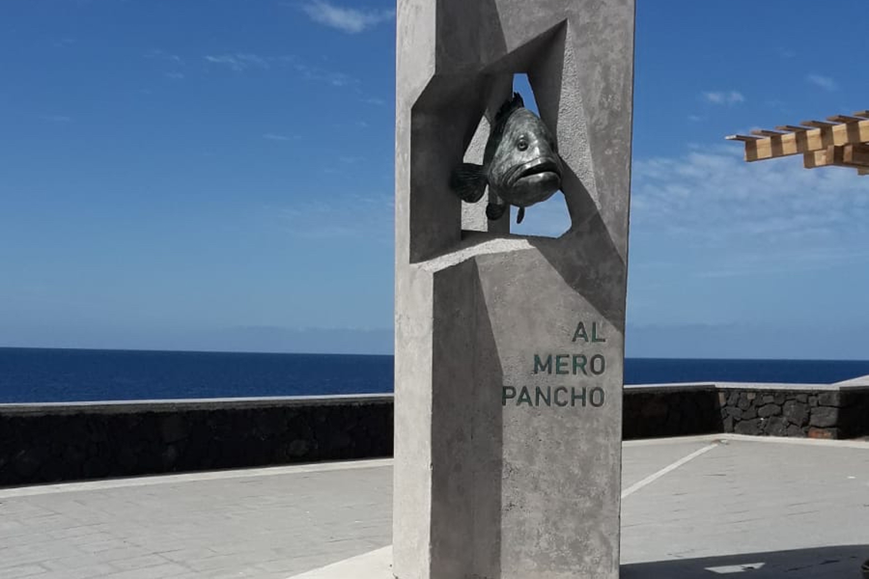 El Pinar rinde homenaje al mero Pancho con una escultura en La Restinga