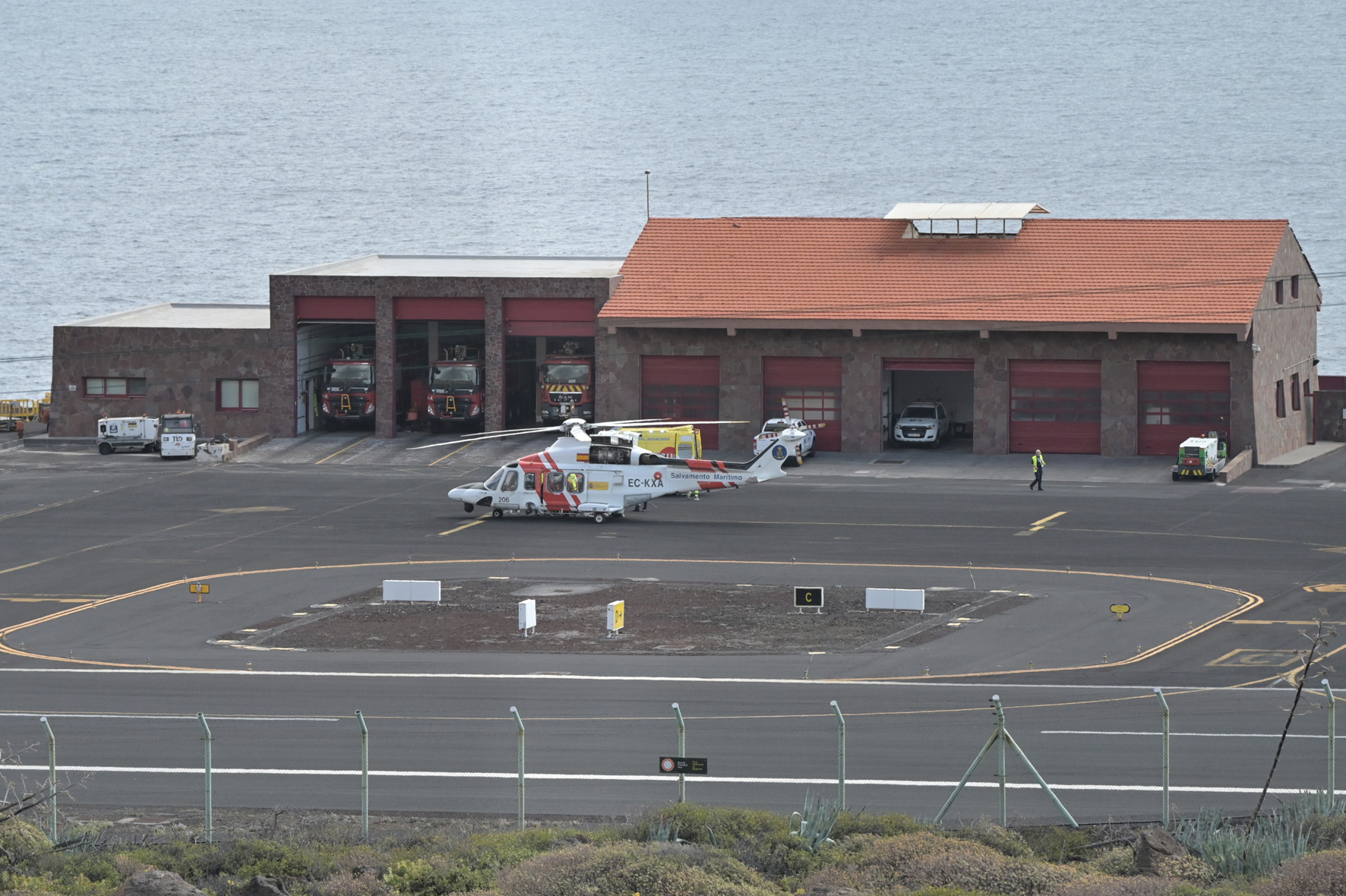 Un helicóptero de Salvamento Marítimo traslada a El Hierro, a uno de los 45 ocupantes de un cayuco rescatado a 30 millas de la isla