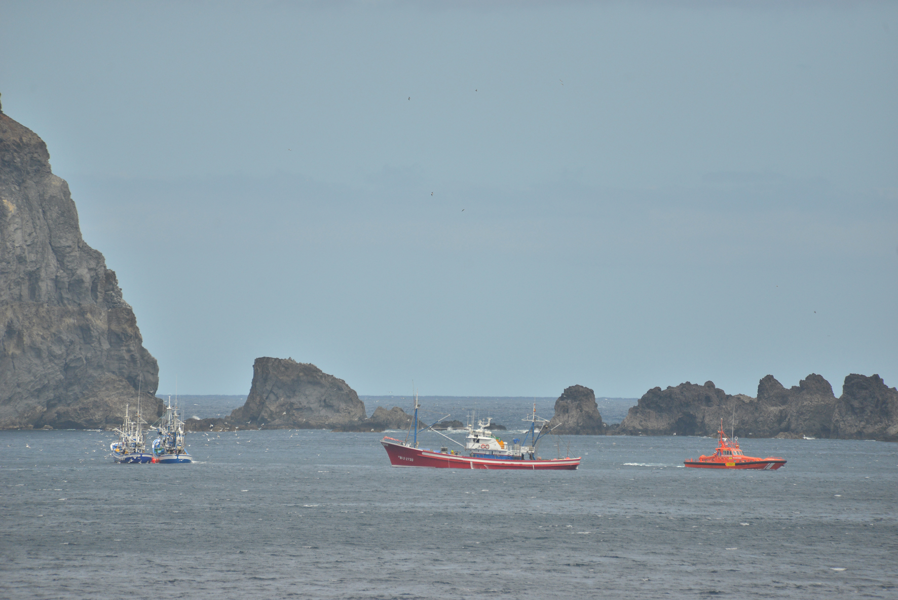 Un pesquero en apuros busca refugio en la bahía de El Cantadal en La Frontera