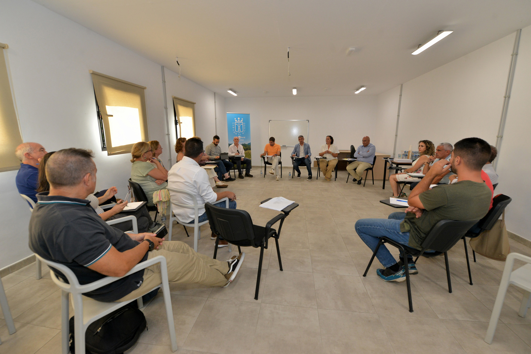 Quintero anuncia la compra de 280.000 plantas de piña seleccionada y la inversión de 13,5 millones de euros en infraestructuras hidráulicas en El Hierro