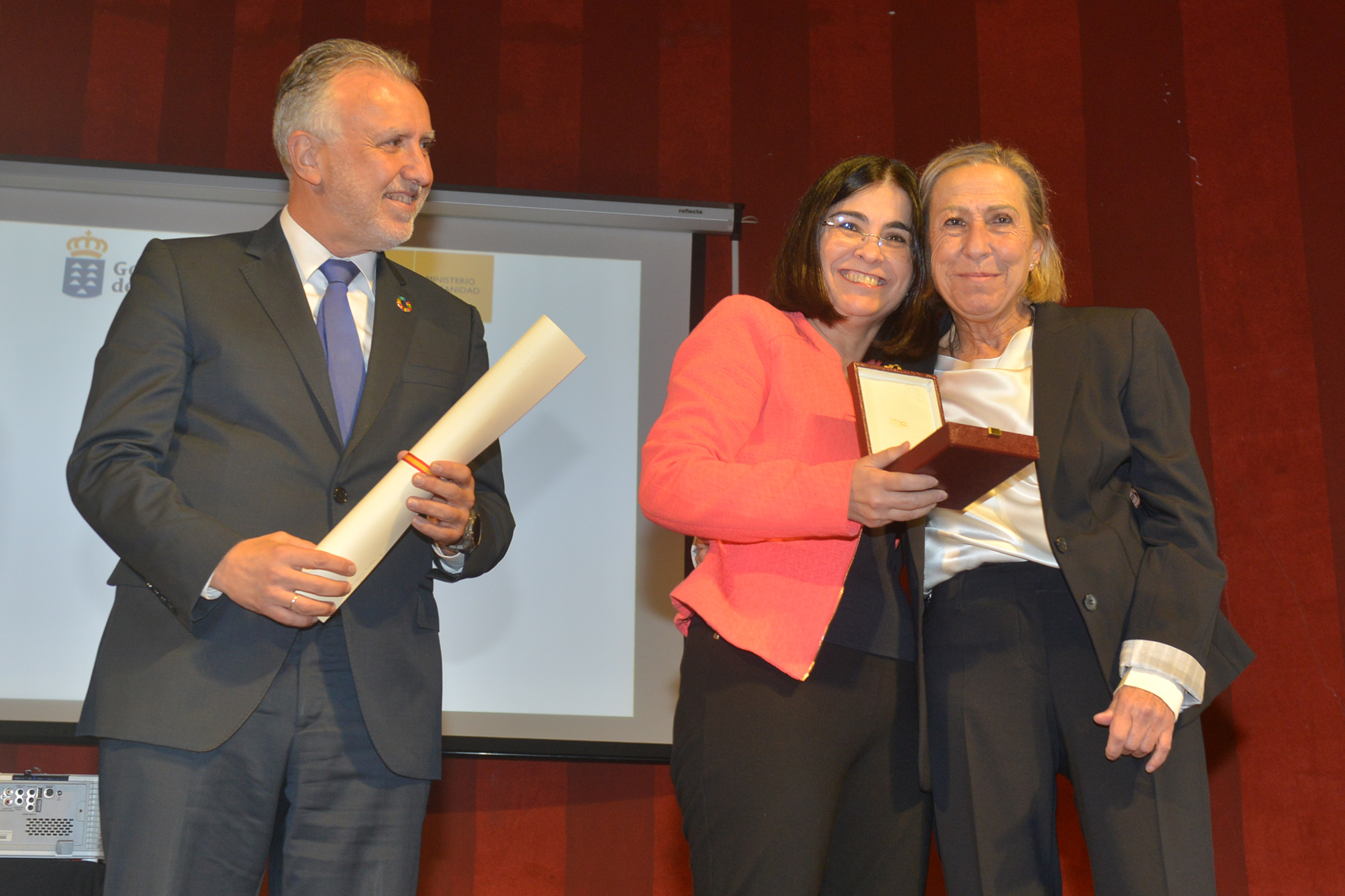 La ministra de Sanidad Carolina Darias impone hoy en El Hierro la máxima condecoración civil sanitaria a la pediatra María Teresa Cotonat