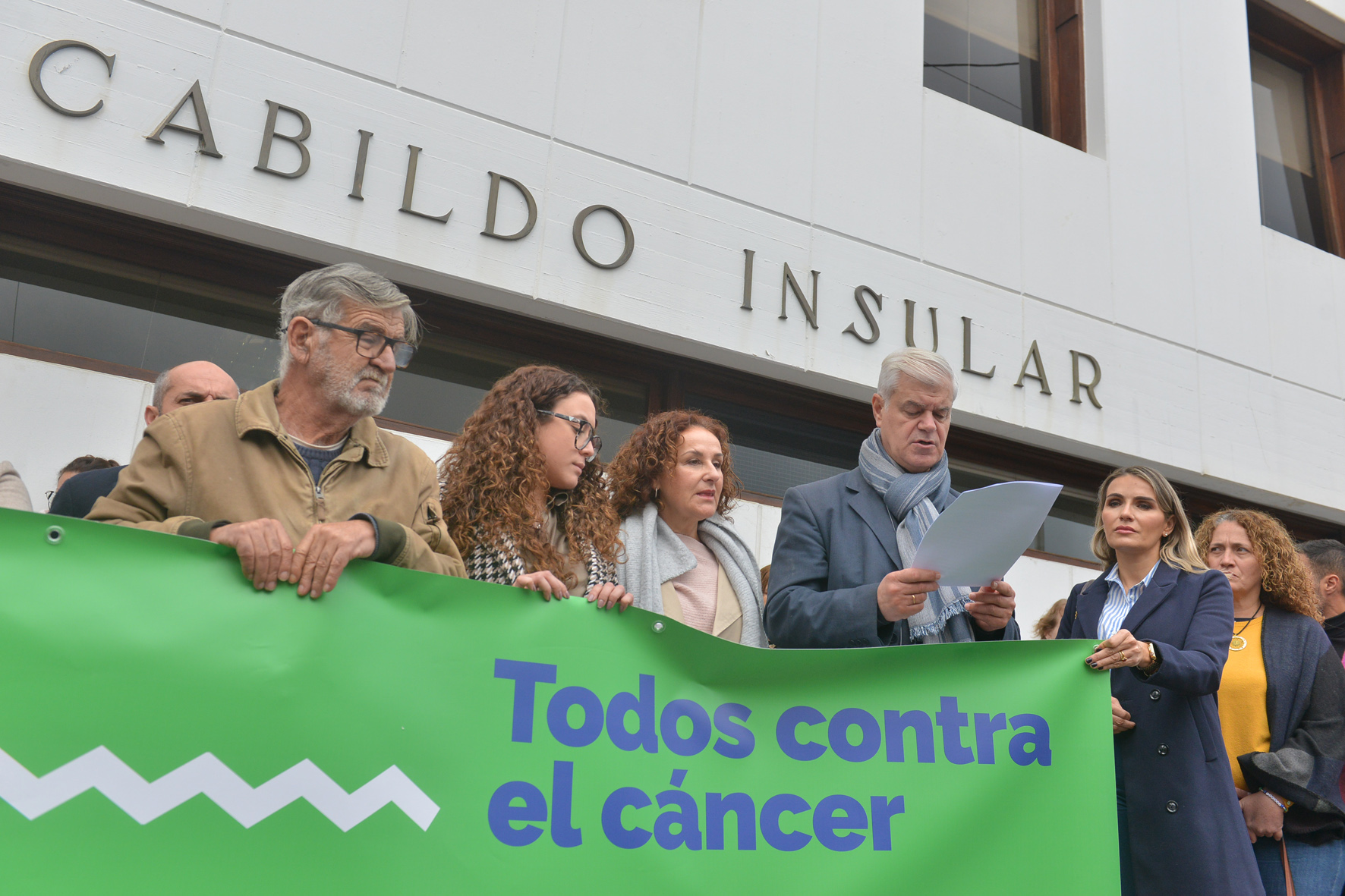 La AECC, autoridades y público se congrega a las puertas del Cabildo para la lectura de un manifiesto en apoyo a la campaña Todos Contra el Cáncer
