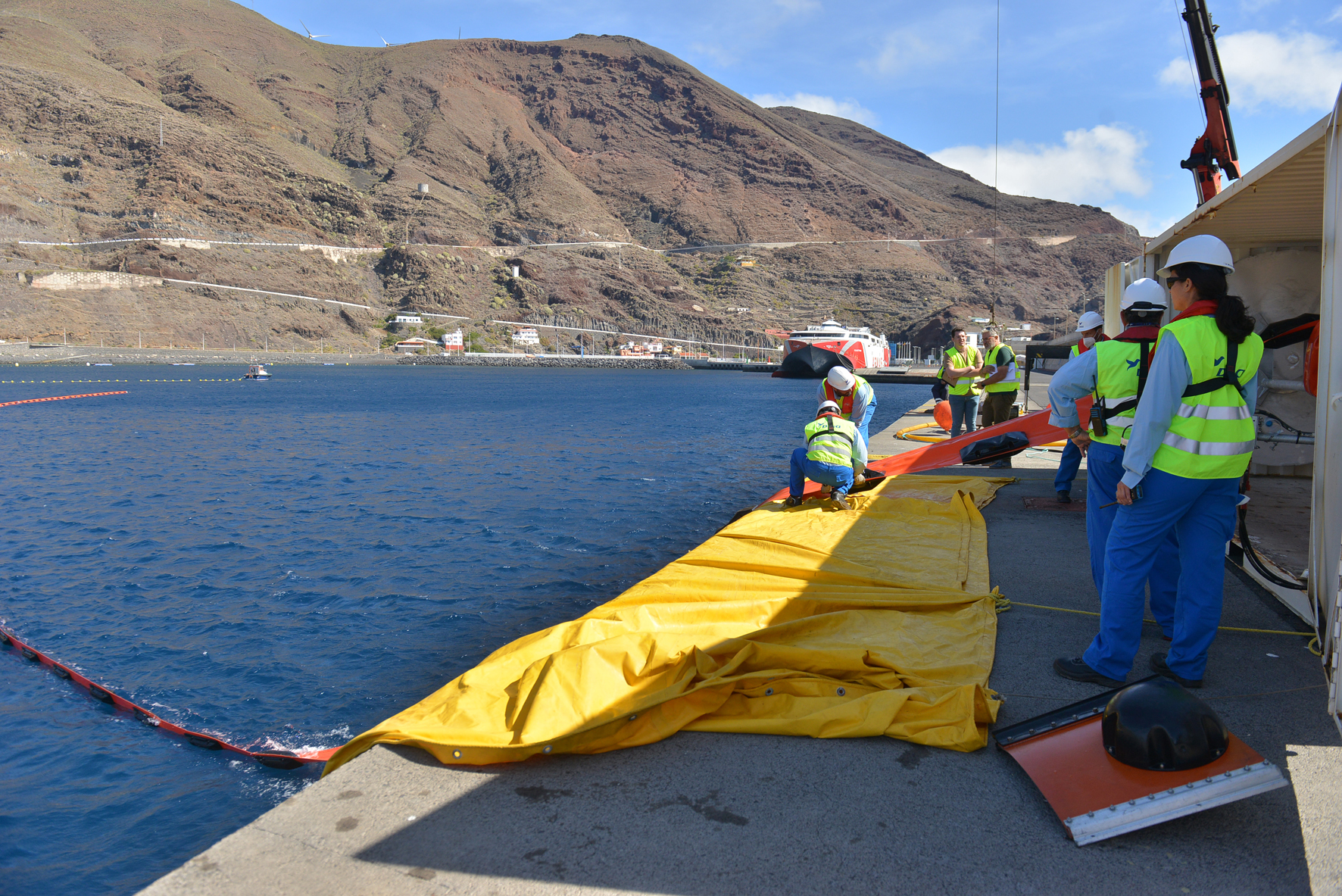 El Puerto de La Estaca sirve de escenario para un ejercicio de actuación contra un vertido de combustible