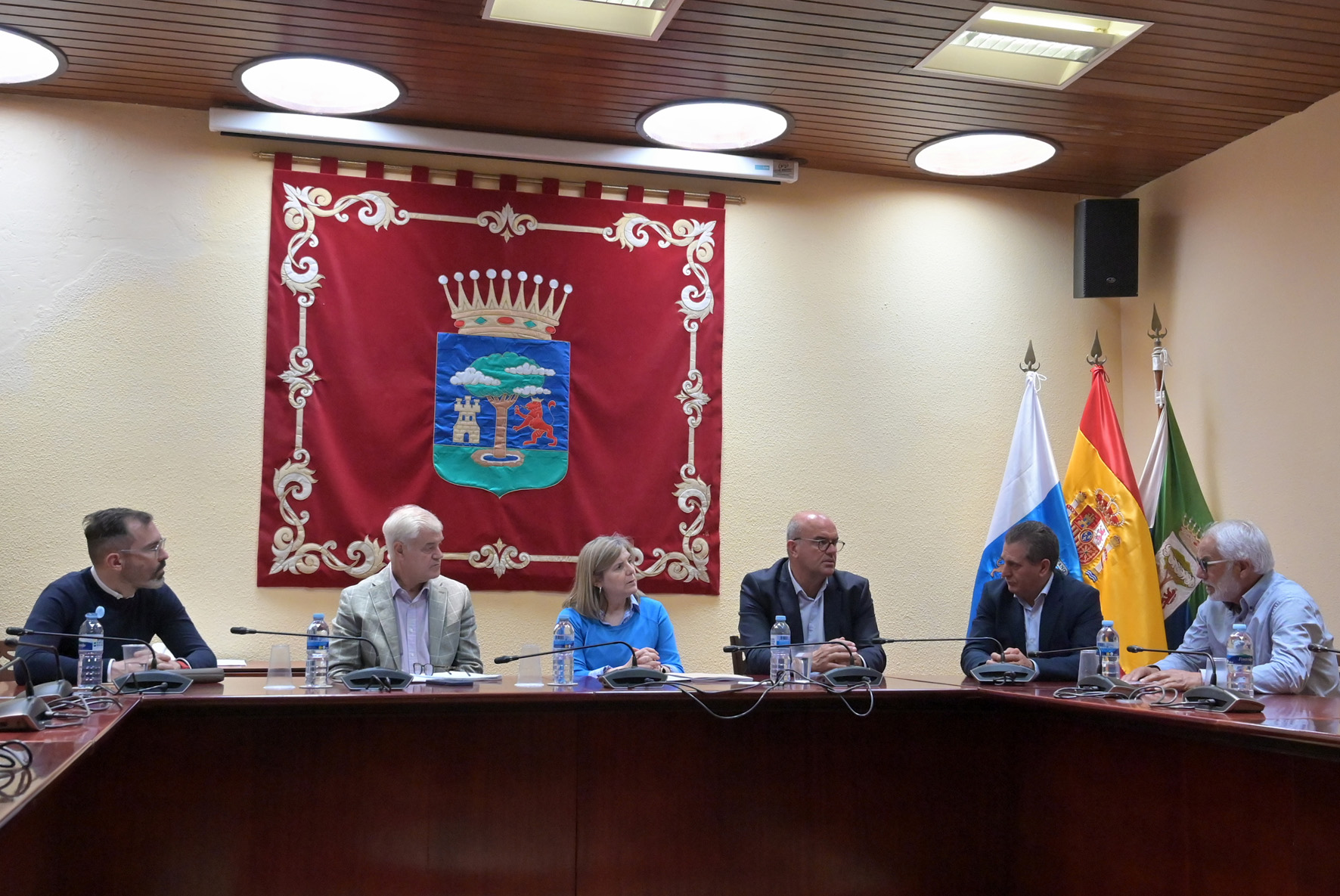 La Secretaria de Estado de Migraciones analiza con el presidente herreño la situación migratoria en la isla