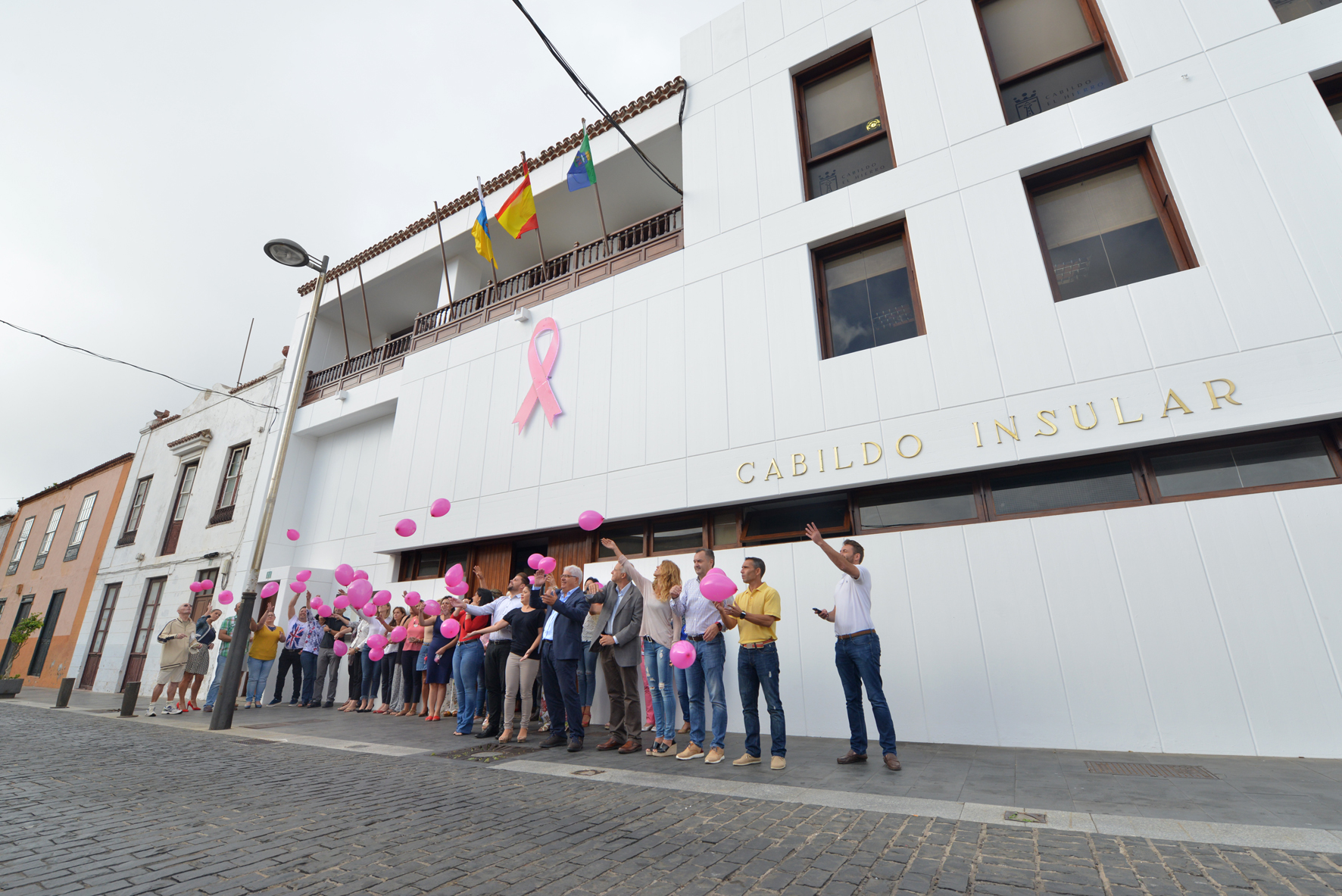 Suelta de globos conmemorativos en el Día Mundial del Cáncer de Mama