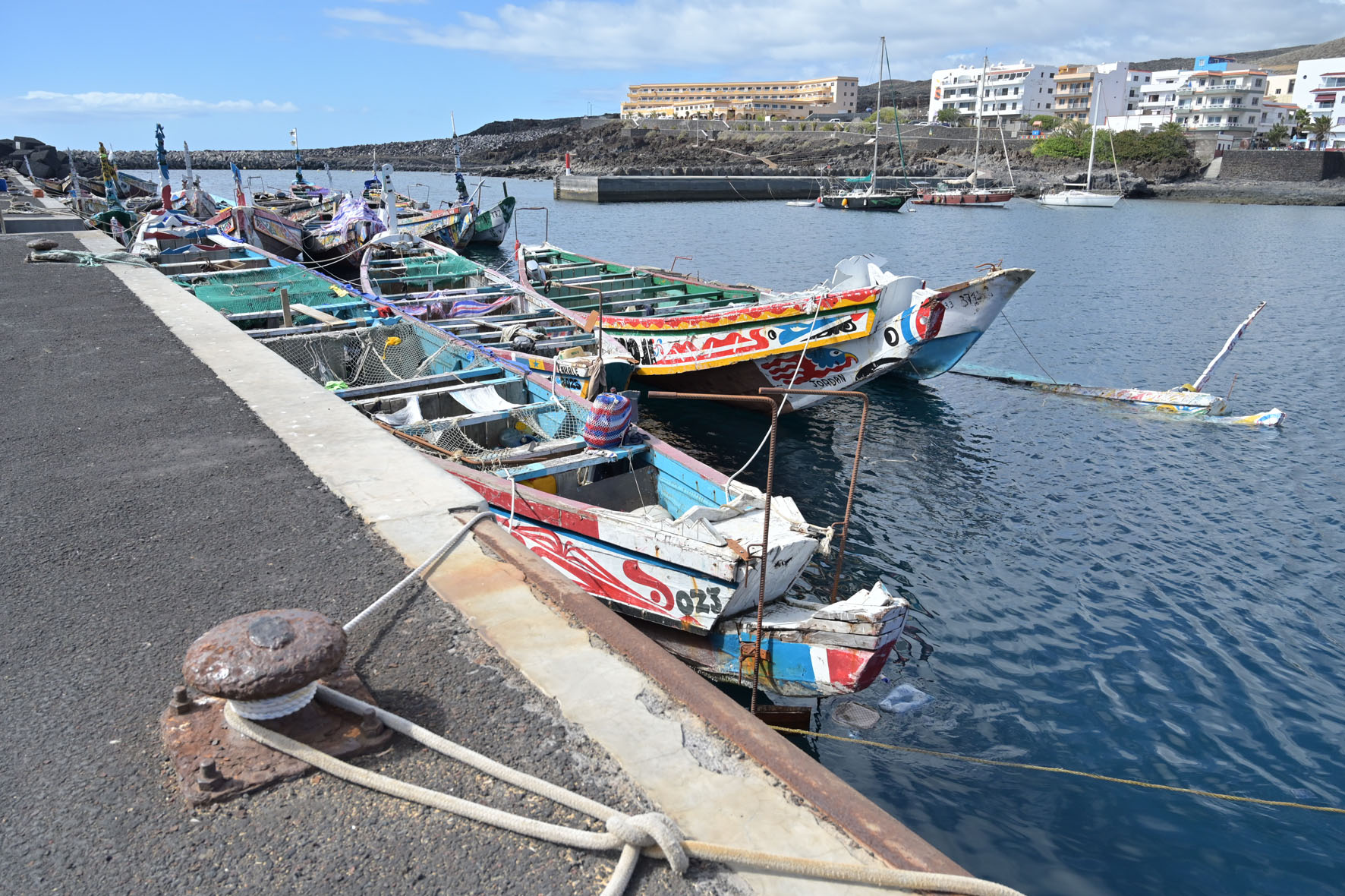 Tres cayucos vacíos que iban a ser trasladados al puerto de Granadilla, quedan a la deriva, tras una avería de la Guardamar Caliope
