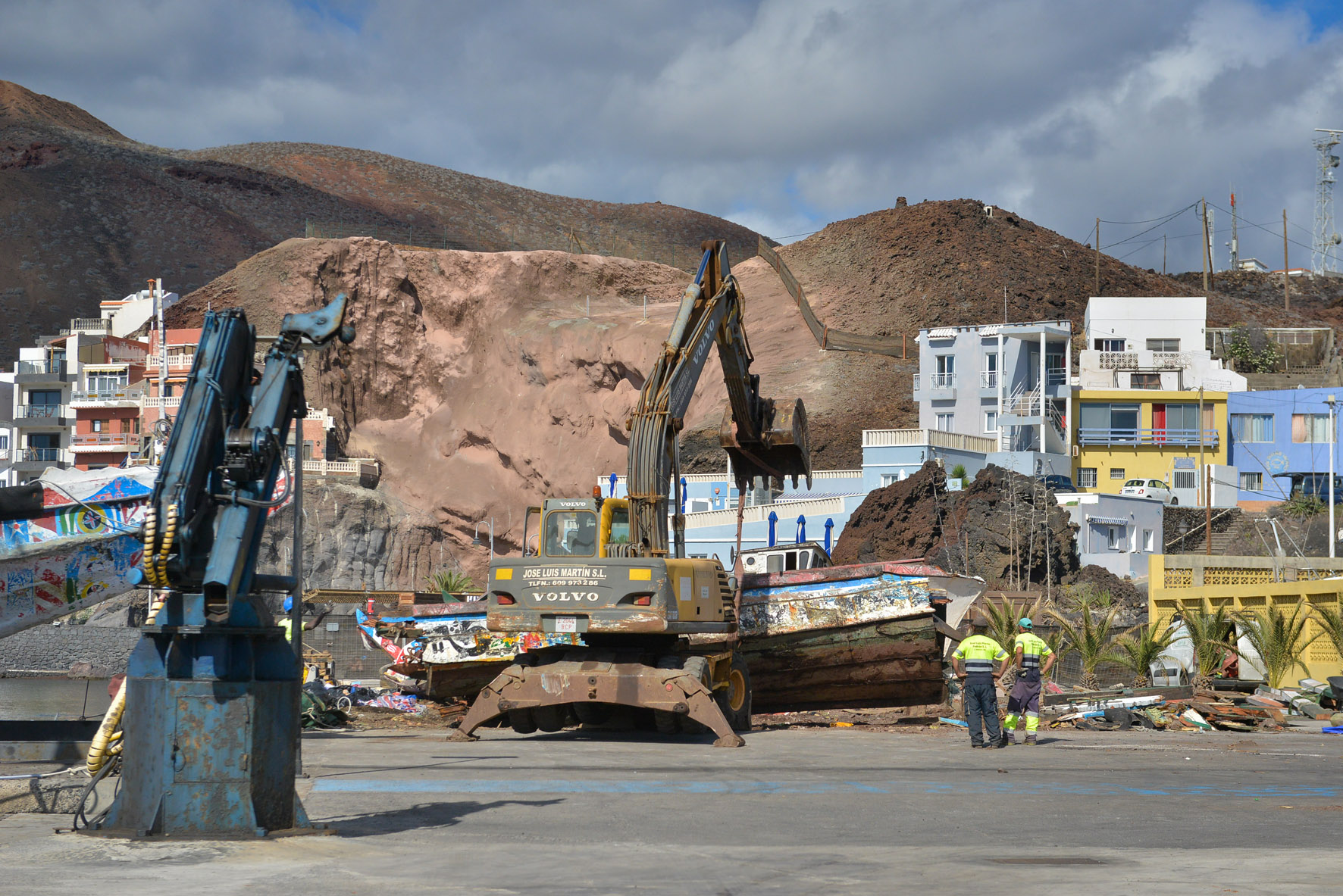 El Estado destina 797.016 euros para la destrucción, carga, transporte y gestión de los residuos de los Cayucos en el puerto de La Restinga