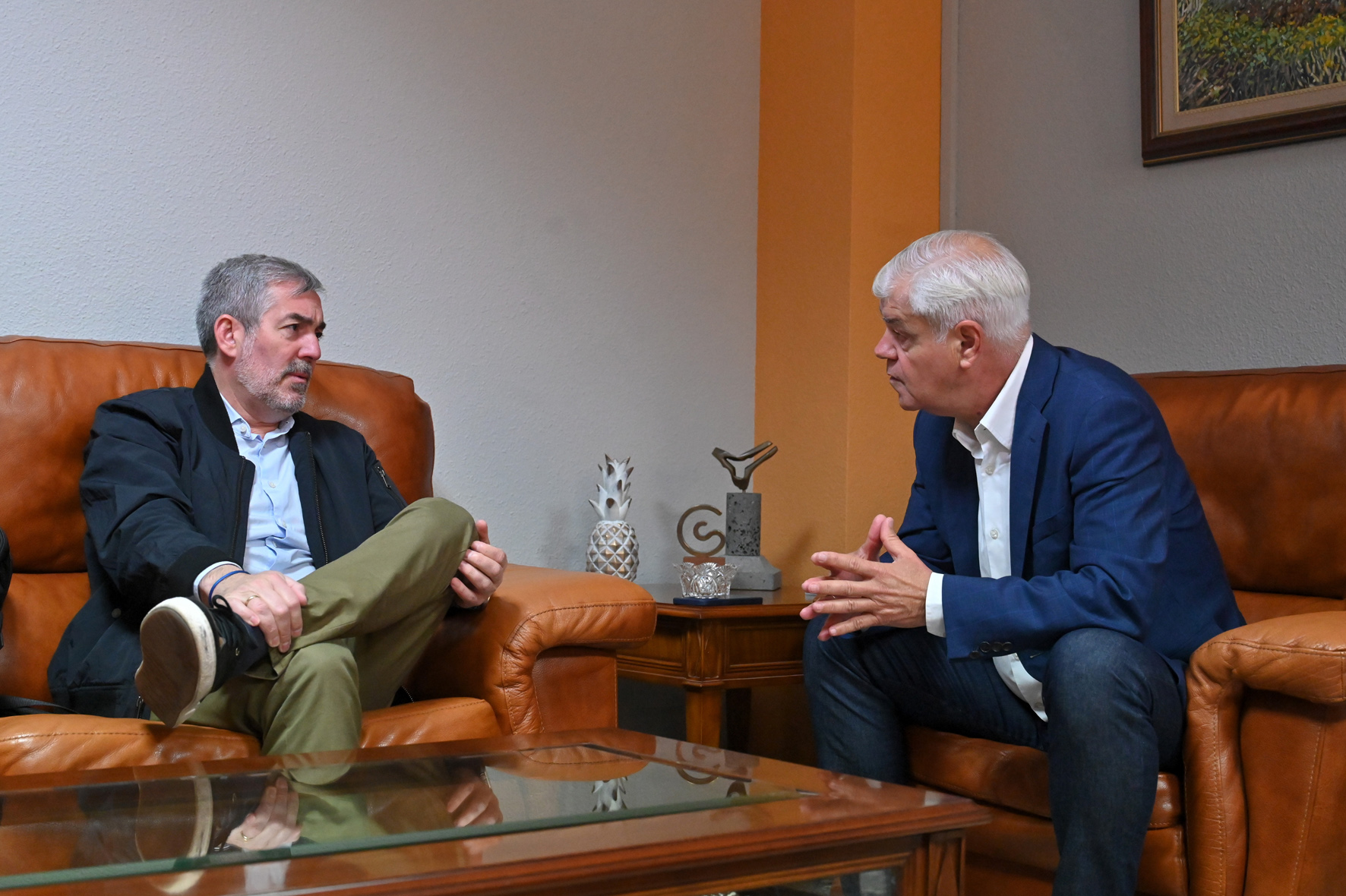 El presidente Canario, Fernando Clavijo, evalúa con el presidente herreño, Alpidio Armas, la situación de la crisis migratoria en El Hierro