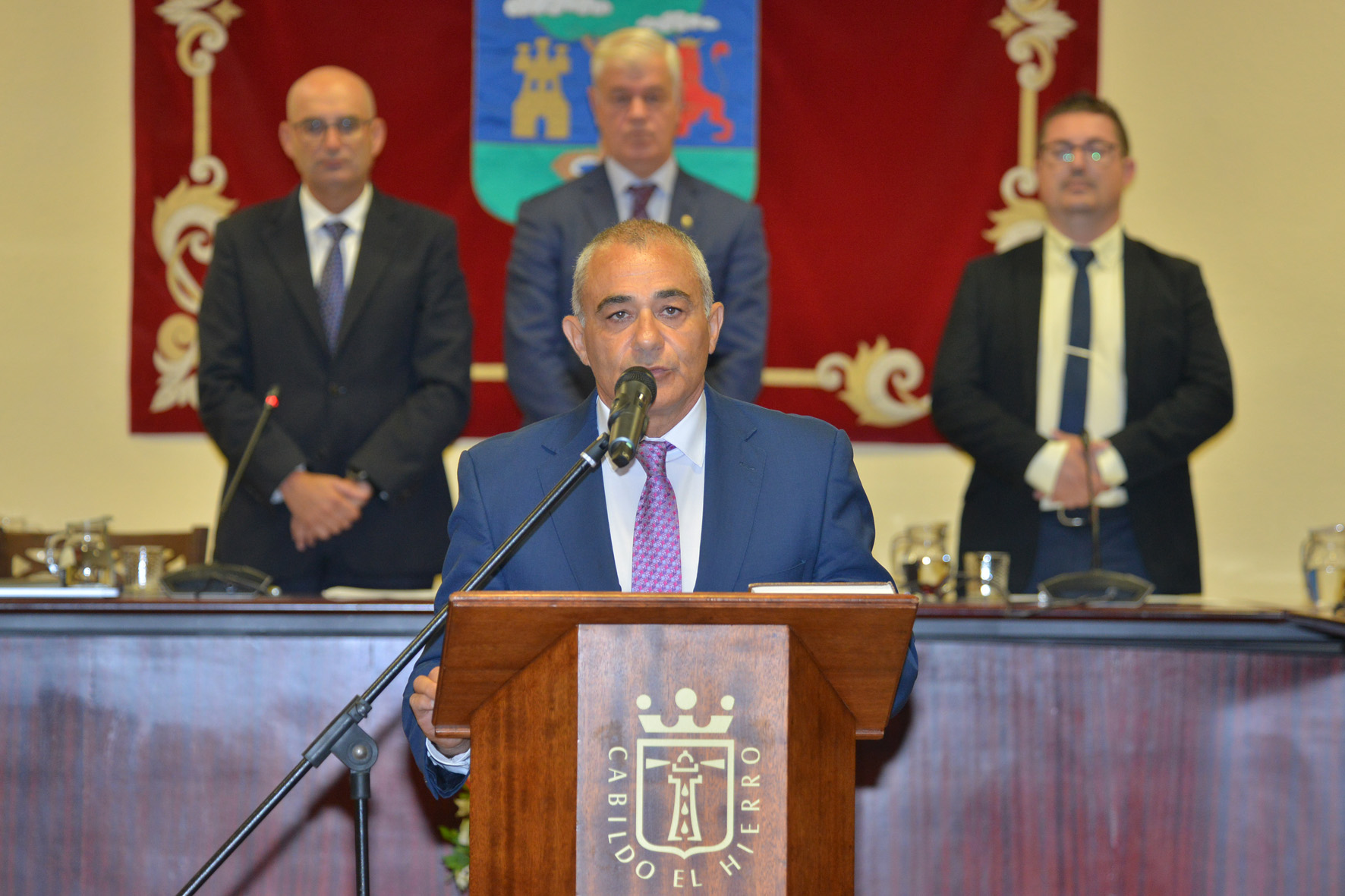 Javier Armas es investido presidente del Cabildo de El Hierro