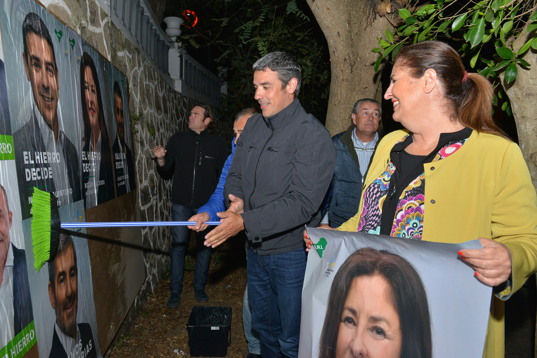 Los principales partidos políticos de la isla llevan a cabo la pegada de carteles electorales