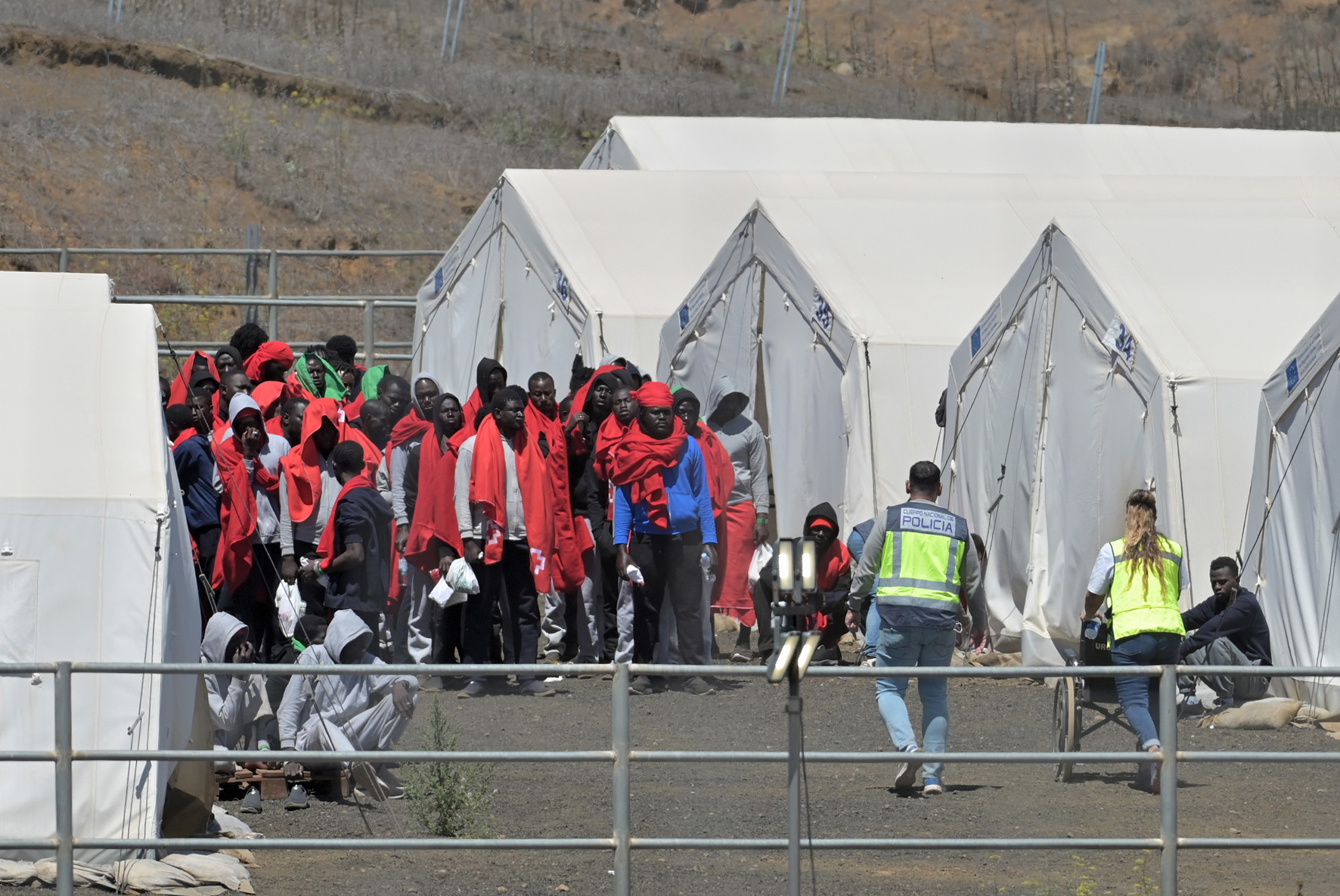 La Policía Canaria traslada a Tenerife un grupo de menores que permanecían en el Centro de Atención Temporal de Extranjeros (CATE) de El Hierro